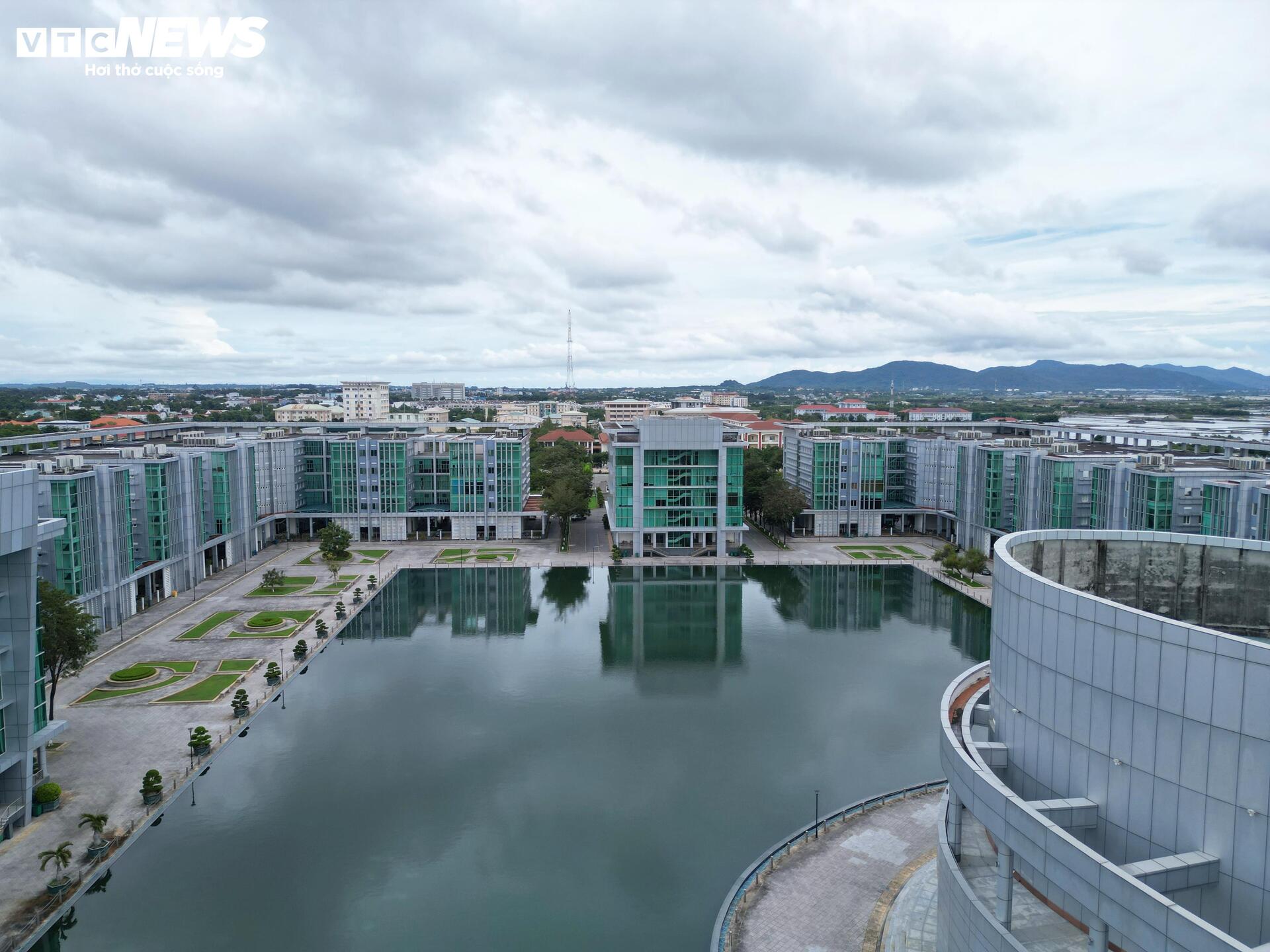 תקריב של המרכז המנהלי של טריליון דולר בהו צ'י מין סיטי שהוצע להיות בית ספר - 5