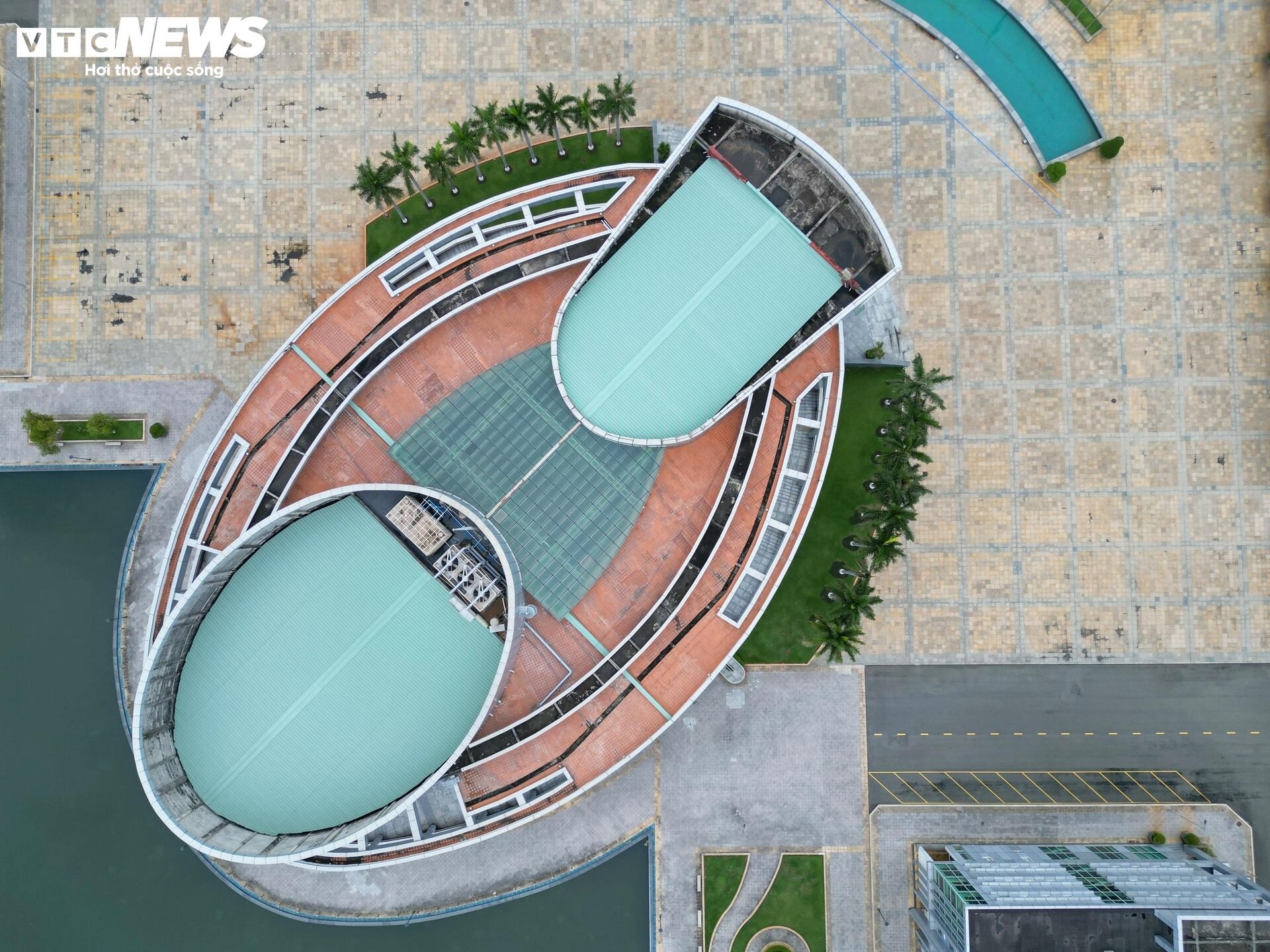 תקריב של המרכז המנהלי של טריליון דולר בהו צ'י מין סיטי שהוצע להיות בית ספר - 10