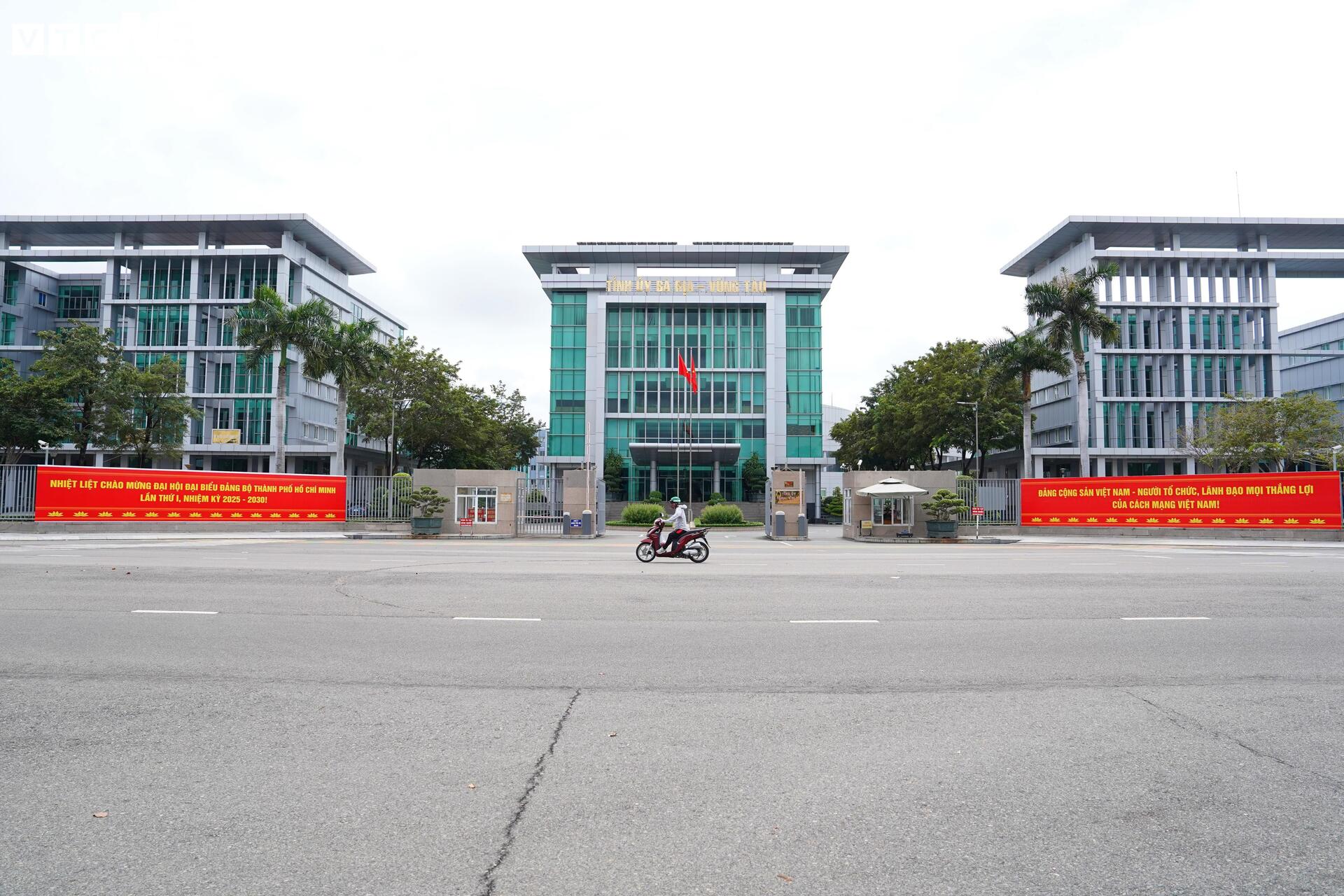 תקריב של המרכז המנהלי של טריליון דולר בהו צ'י מין סיטי שהוצע להיות בית ספר - 3