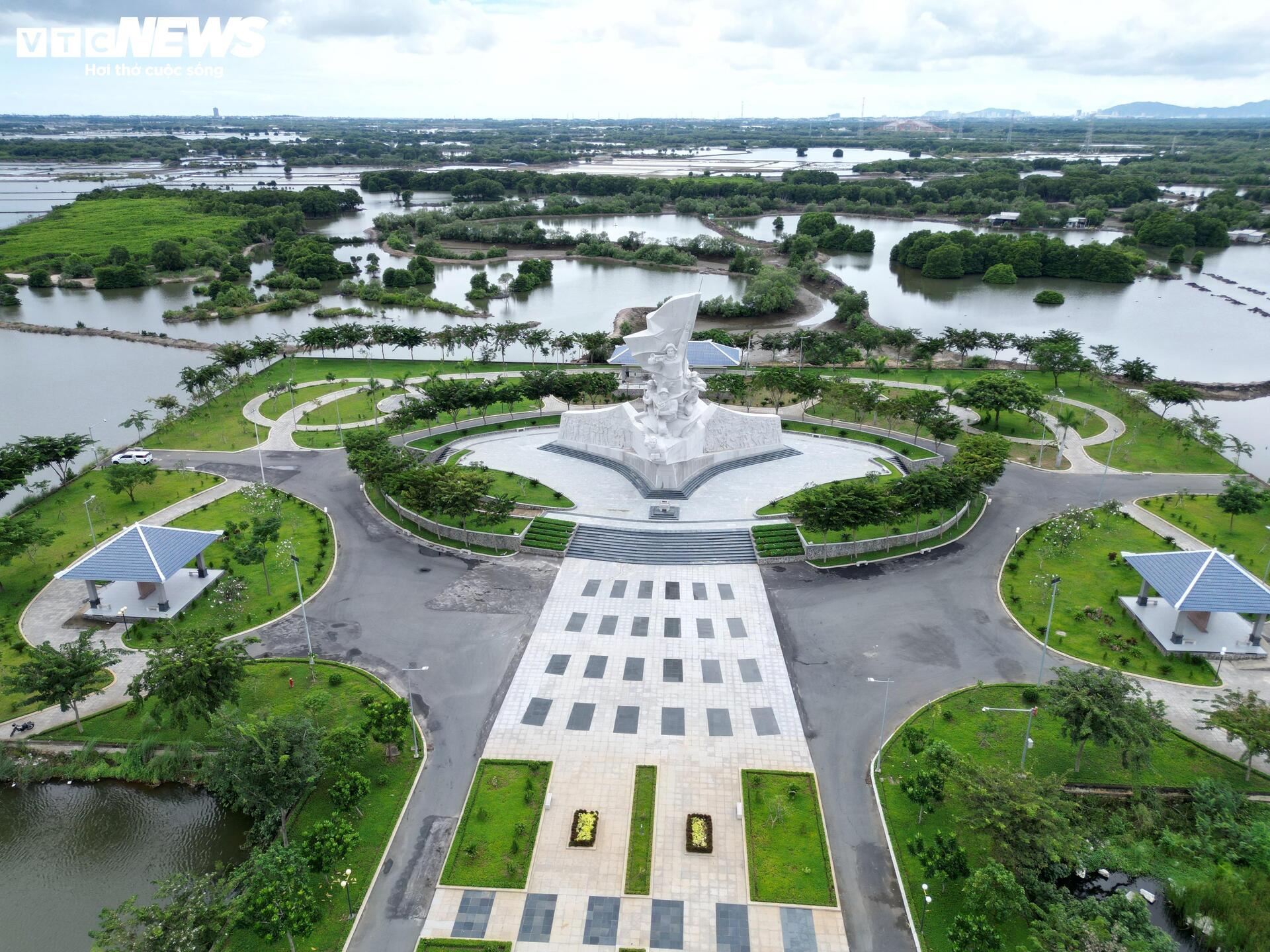 תקריב של המרכז המנהלי של טריליון דולר בהו צ'י מין סיטי שהוצע להיות בית ספר - 11