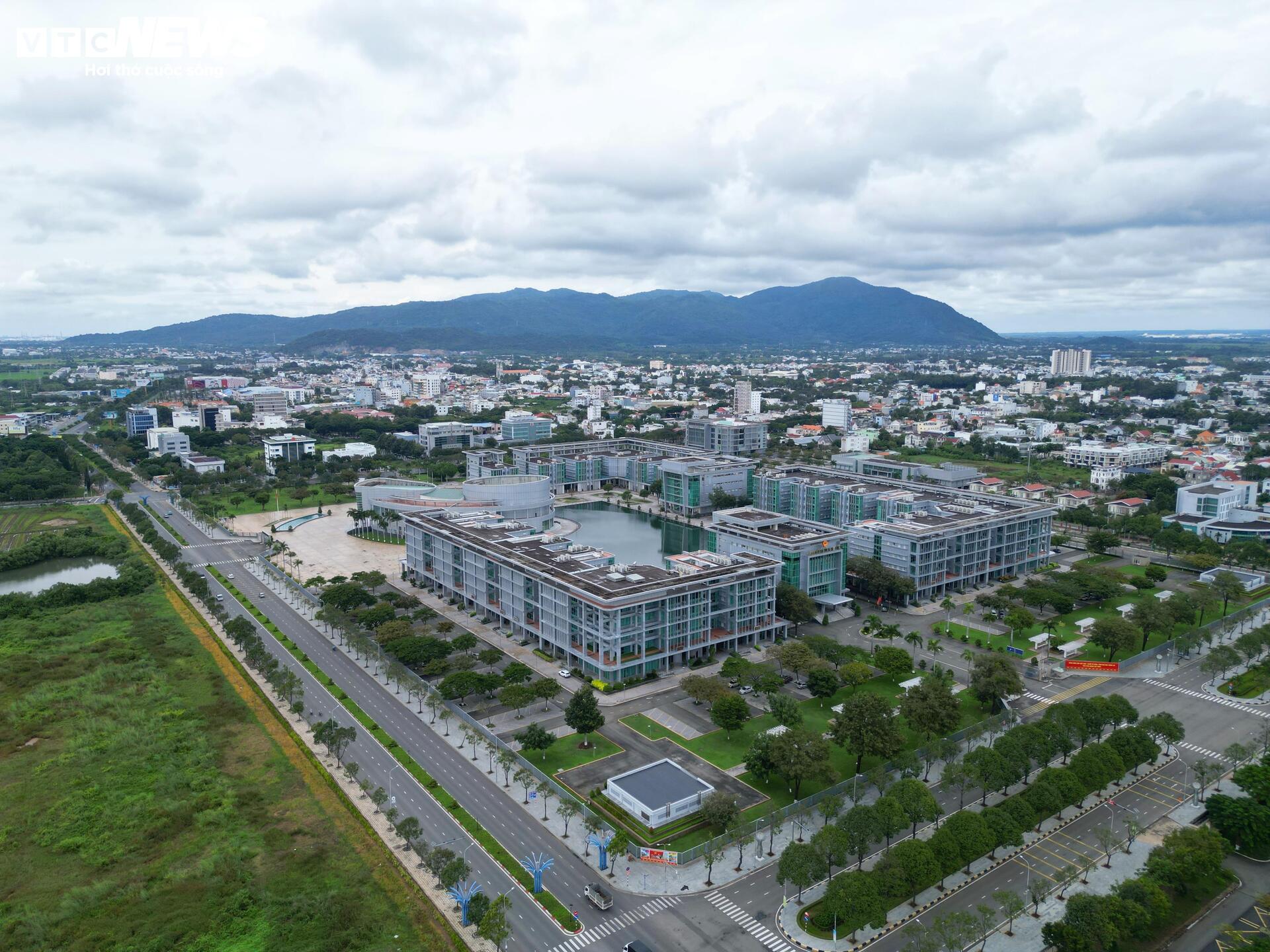 תקריב של המרכז המנהלי של טריליון דולר בהו צ'י מין סיטי, שהוצע להיות בית ספר - 1