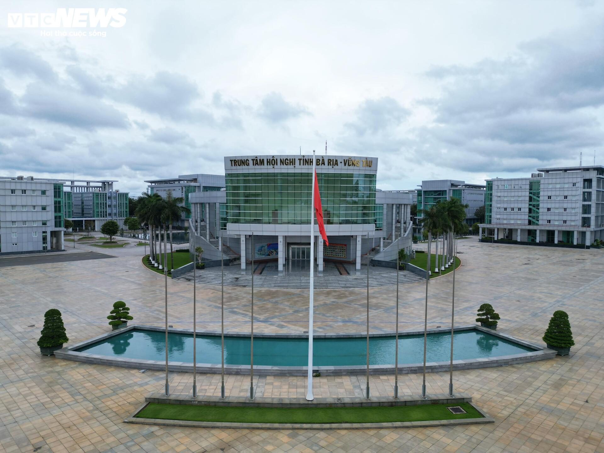 תקריב של המרכז המנהלי של טריליון דולר בהו צ'י מין סיטי שהוצע להיות בית ספר - 7