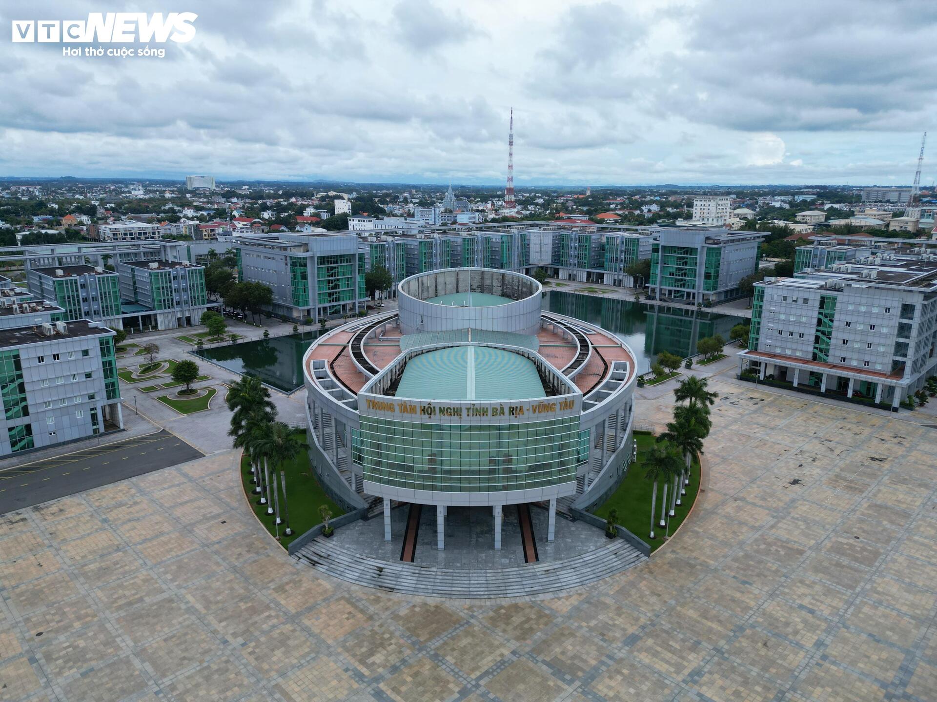תקריב של המרכז המנהלי של טריליון דולר בהו צ'י מין סיטי שהוצע להיות בית ספר - 8