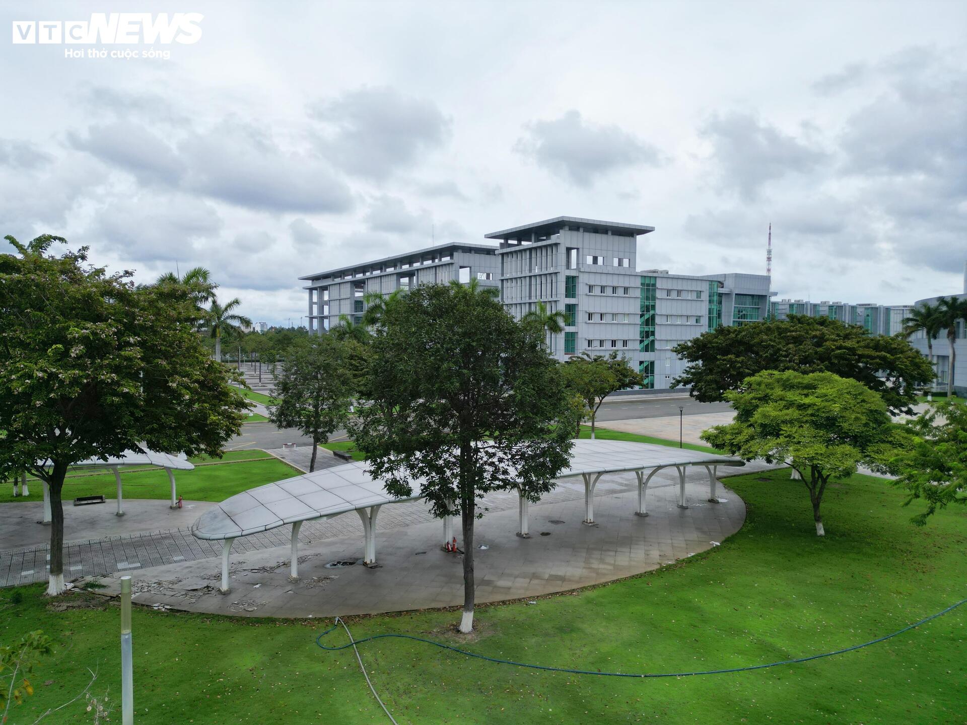 תקריב של המרכז המנהלי של טריליון דולר בהו צ'י מין סיטי שהוצע להיות בית ספר - 6