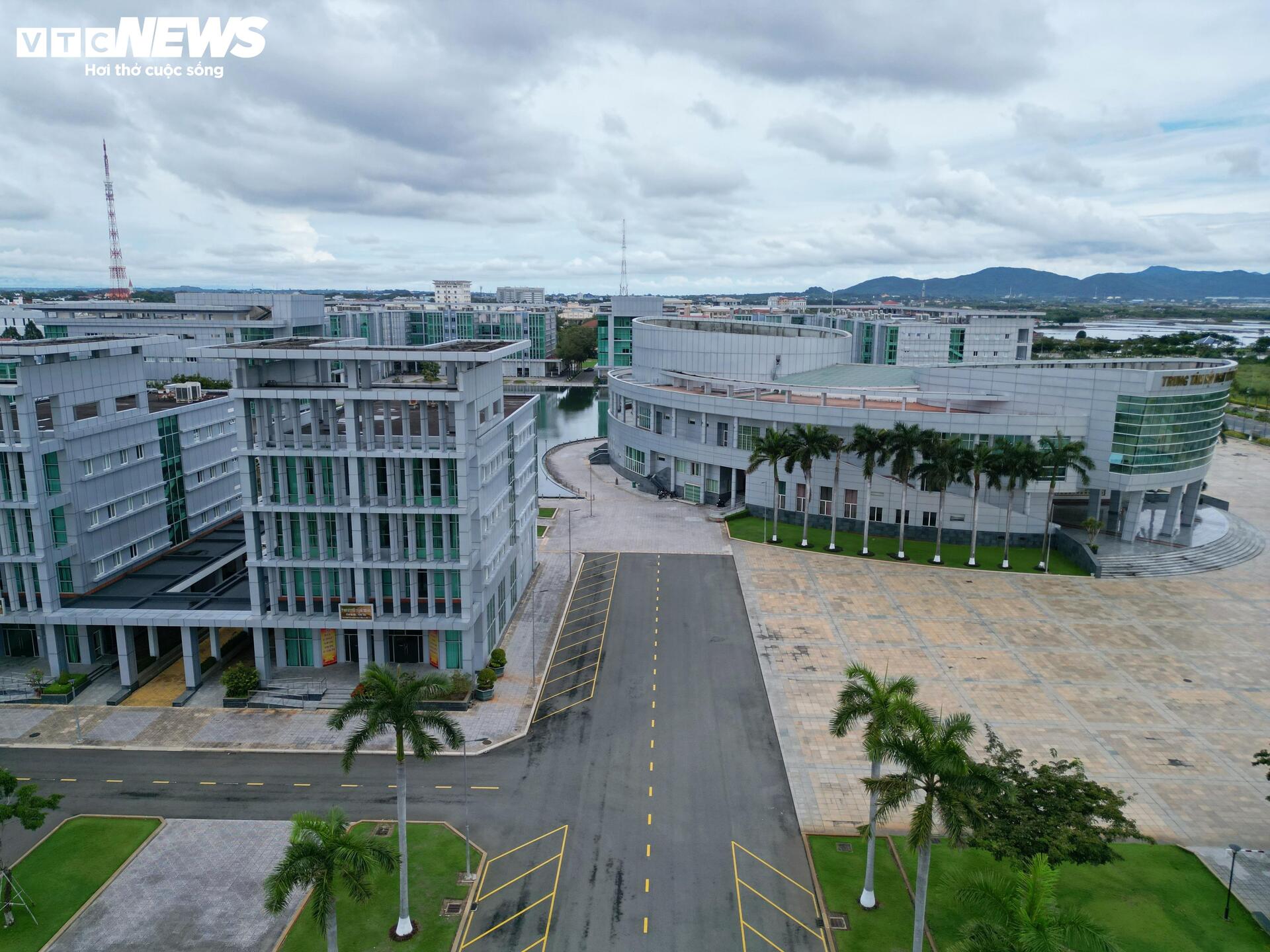 תקריב של המרכז המנהלי של טריליון דולר בהו צ'י מין סיטי שהוצע להיות בית ספר - 9