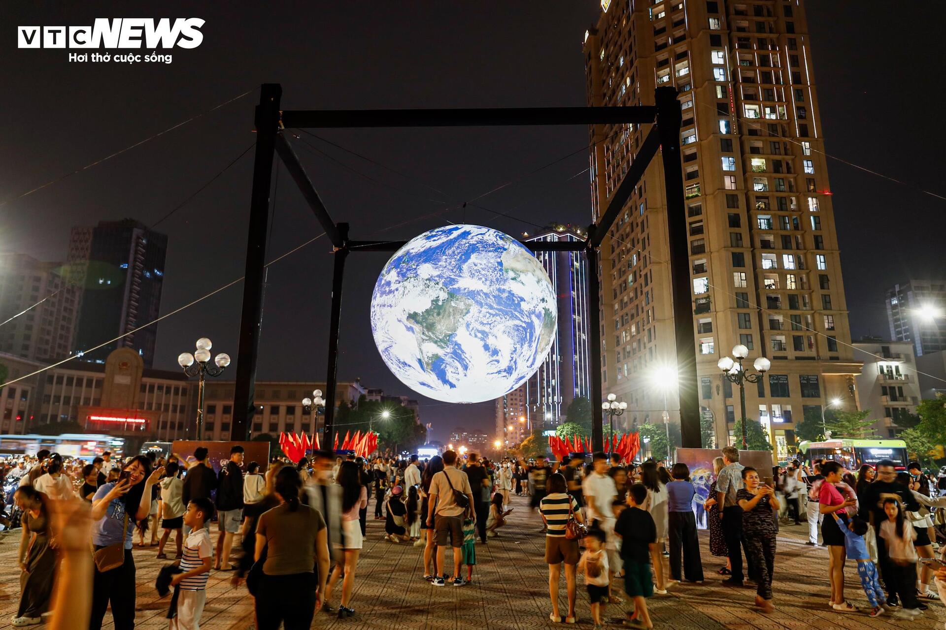 Mô hình Trái Đất khổng lồ rực sáng bên Hồ Tây, người dân nô nức check-in - 4