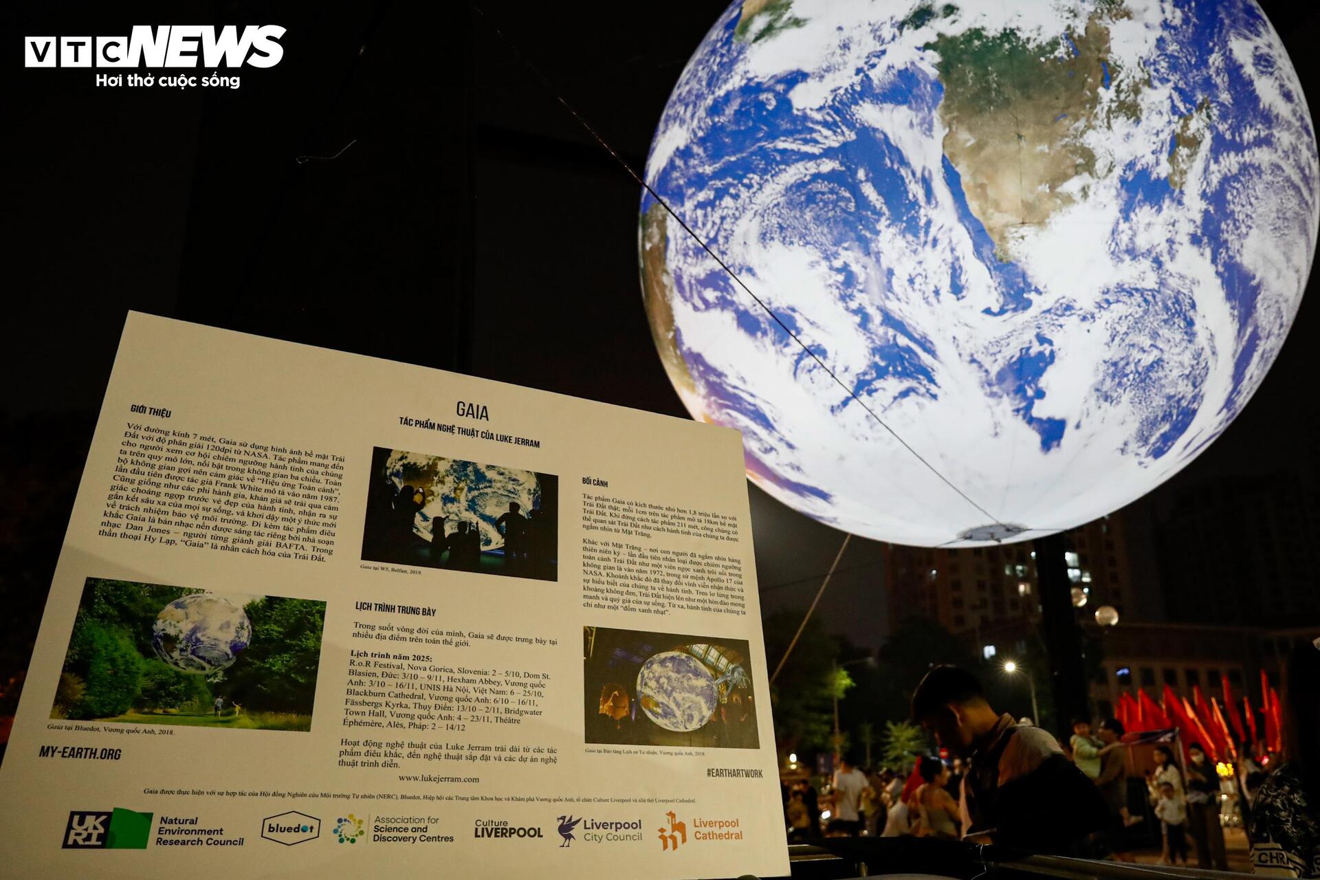 Mô hình Trái Đất khổng lồ rực sáng bên Hồ Tây, người dân nô nức check-in - 3