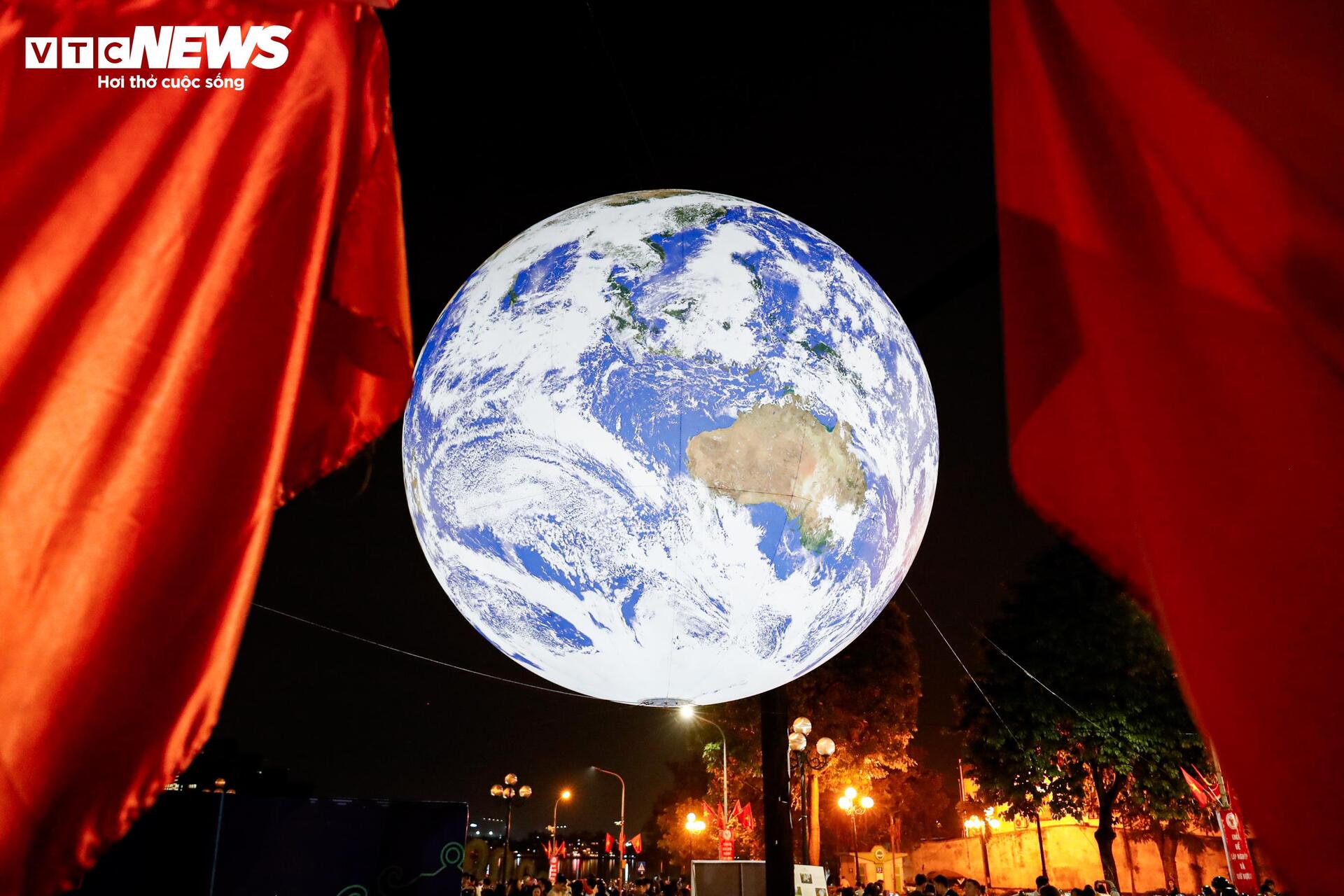 Mô hình Trái Đất khổng lồ rực sáng bên Hồ Tây, người dân nô nức check-in - 5