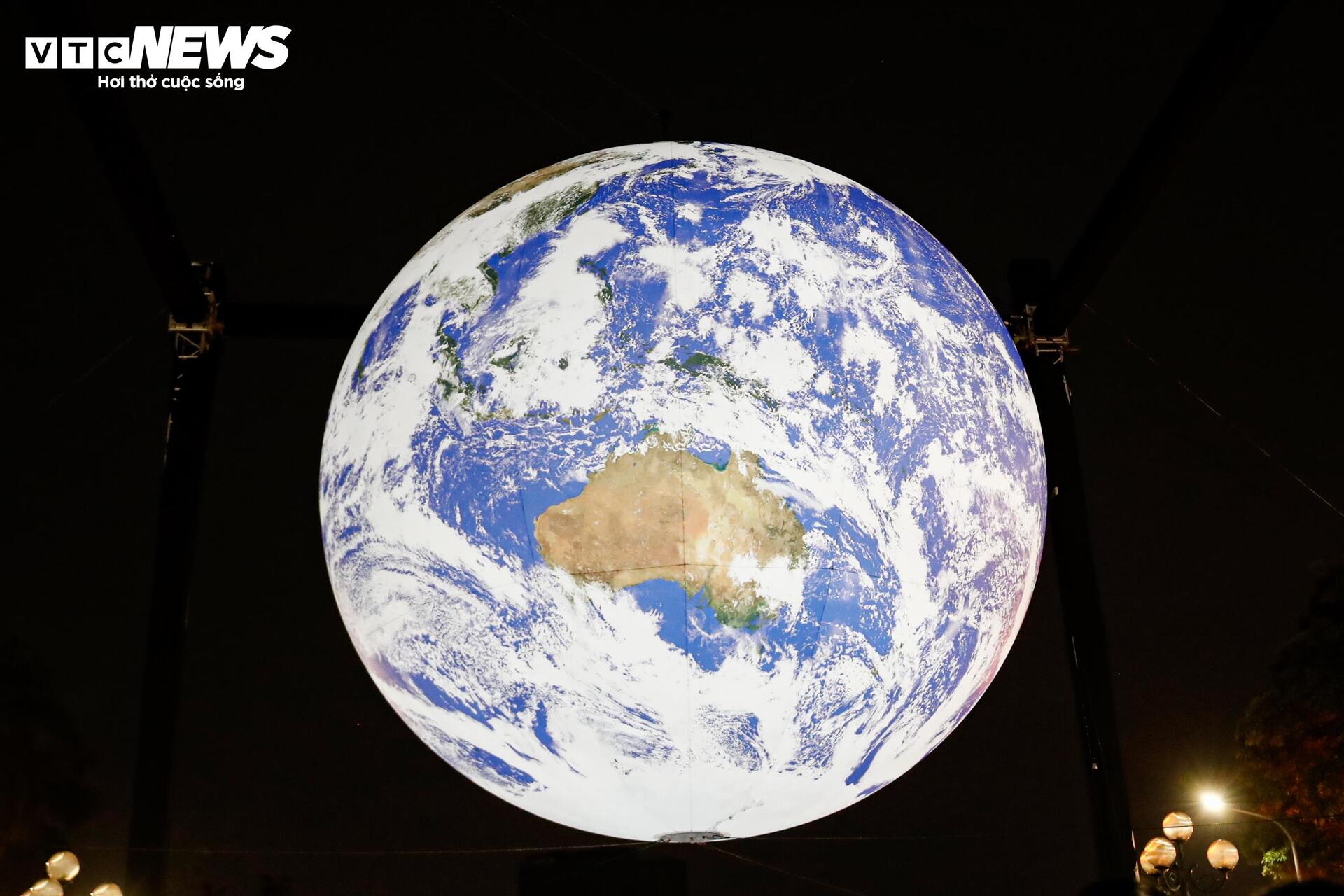 Mô hình Trái Đất khổng lồ rực sáng bên Hồ Tây, người dân nô nức check-in - 6