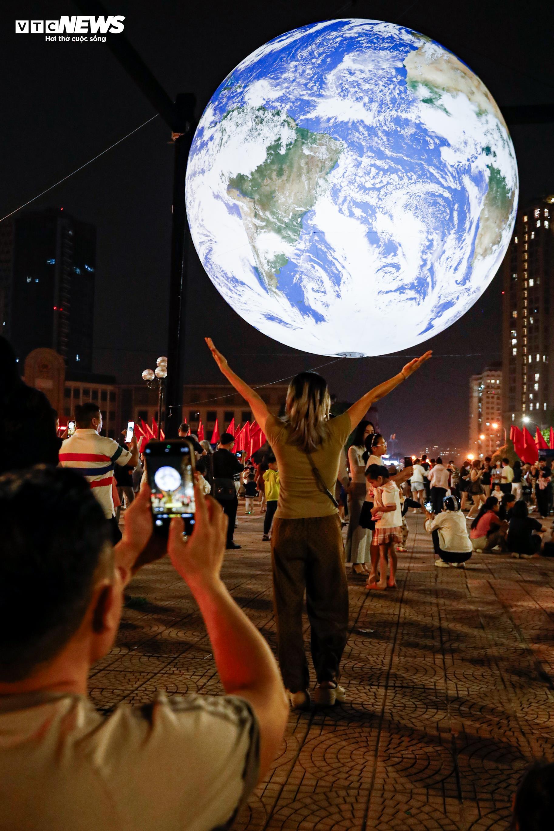 Mô hình Trái Đất khổng lồ rực sáng bên Hồ Tây, người dân nô nức check-in - 9