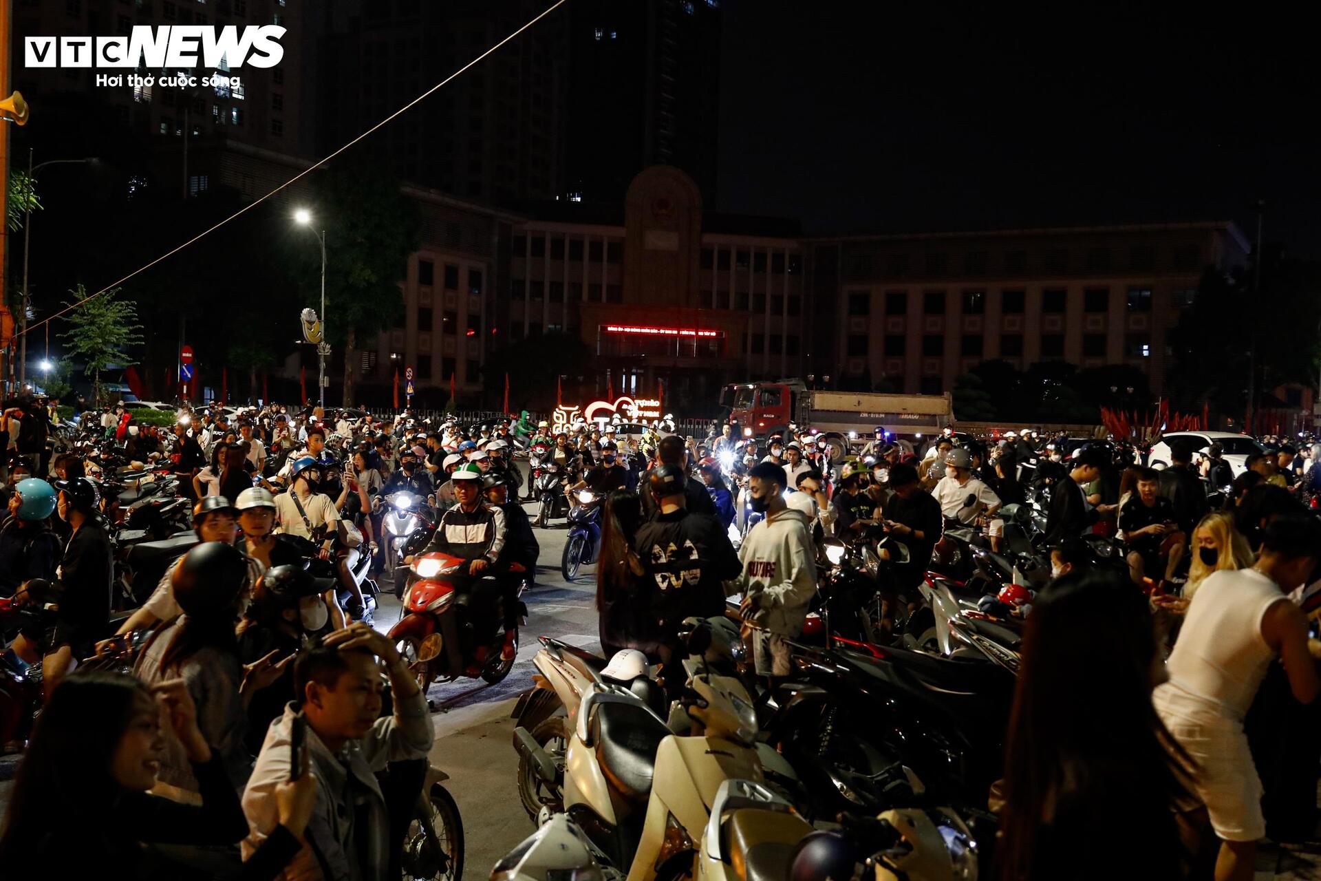 Mô hình Trái Đất khổng lồ rực sáng bên Hồ Tây, người dân nô nức check-in - 14