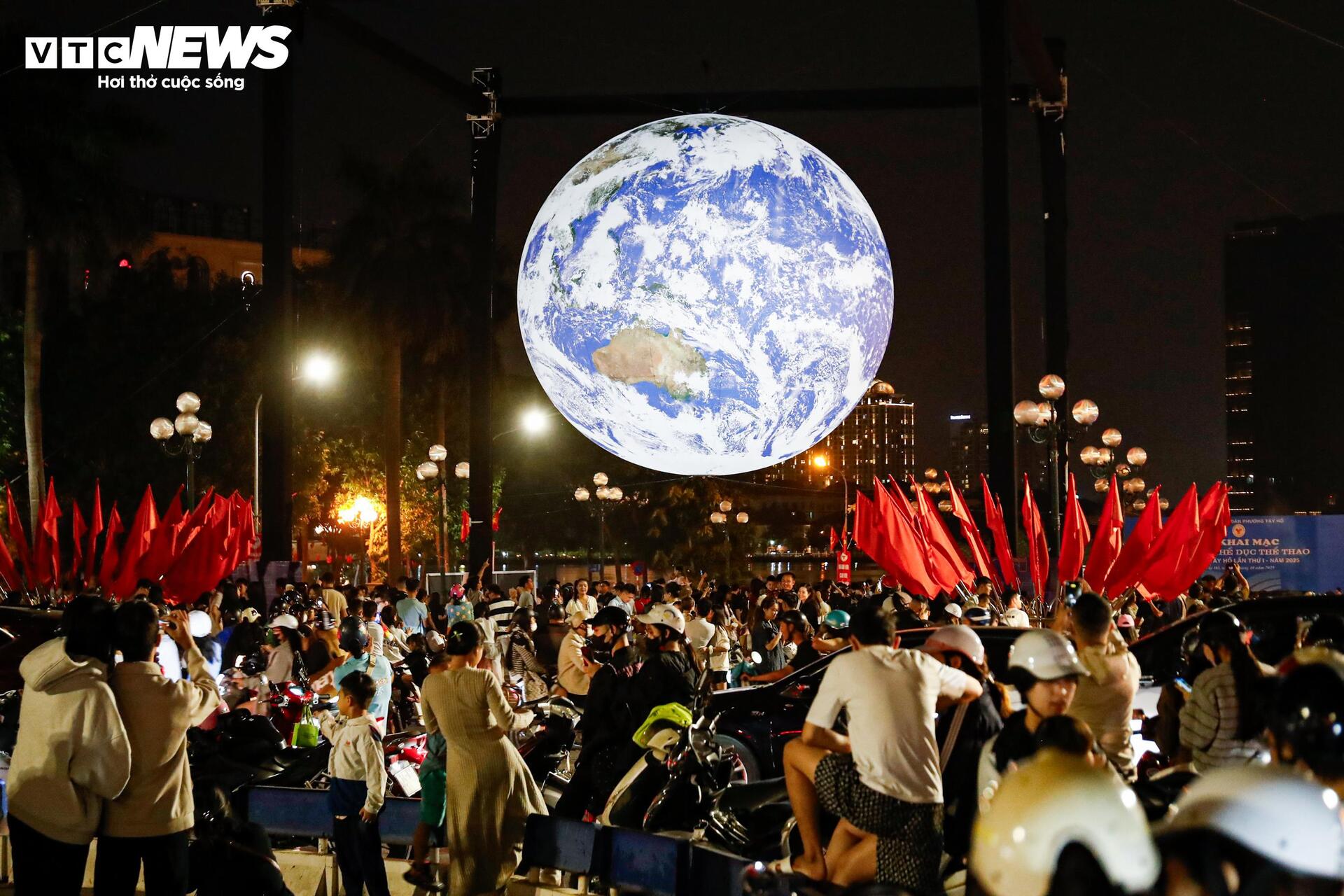 Mô hình Trái Đất khổng lồ rực sáng bên Hồ Tây, người dân nô nức check-in - 2