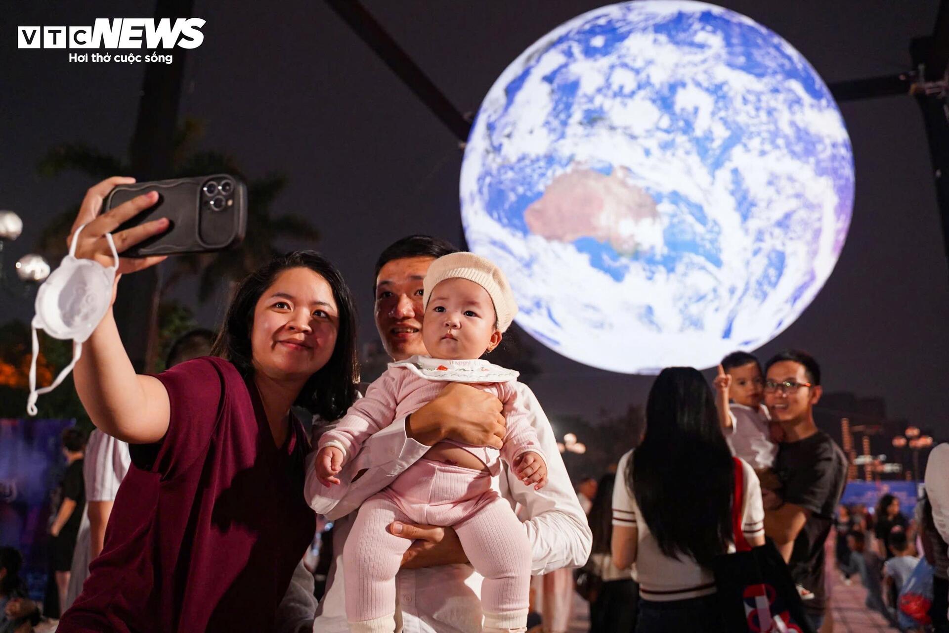 Mô hình Trái Đất khổng lồ rực sáng bên Hồ Tây, người dân nô nức check-in - 11