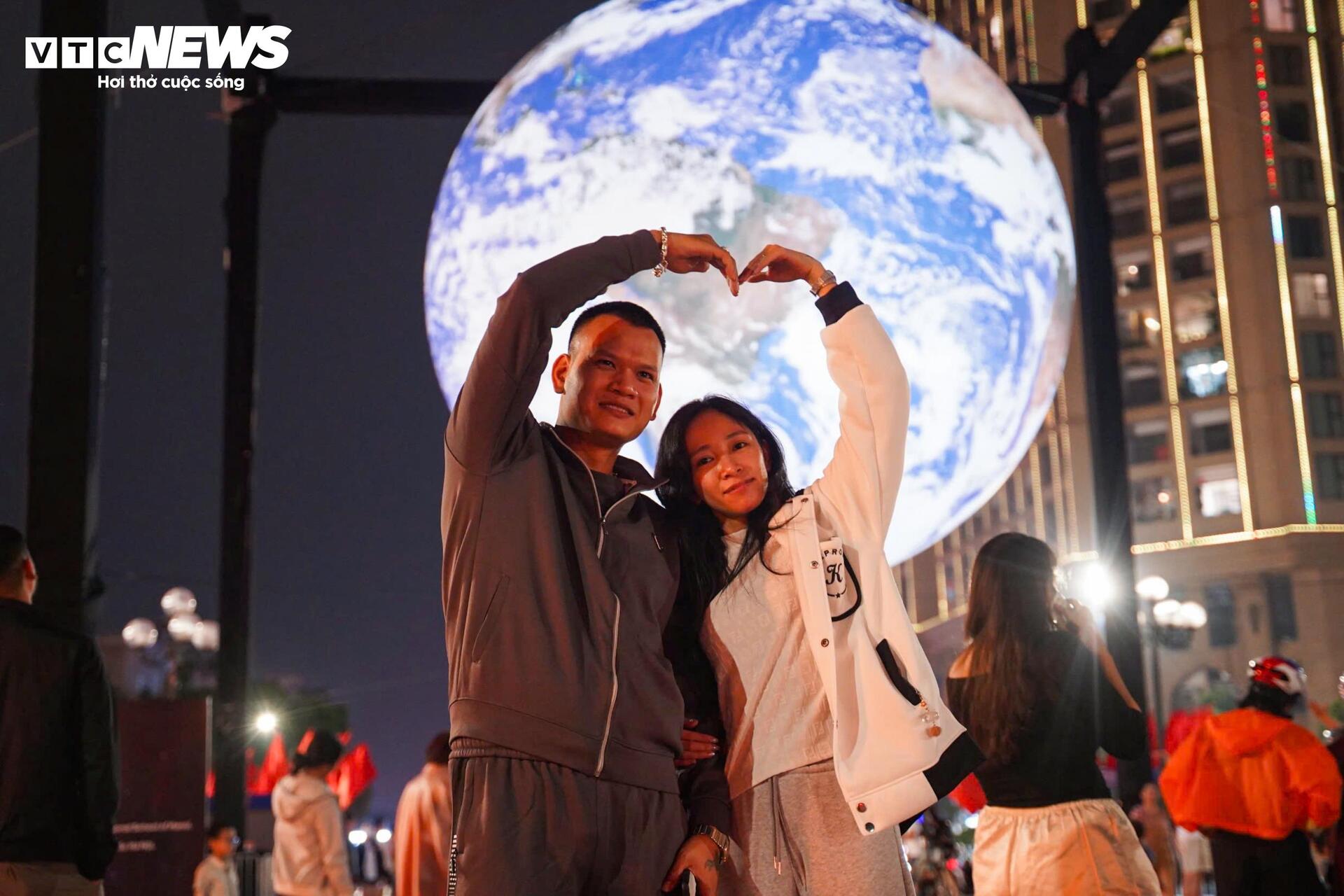 Mô hình Trái Đất khổng lồ rực sáng bên Hồ Tây, người dân nô nức check-in - 12