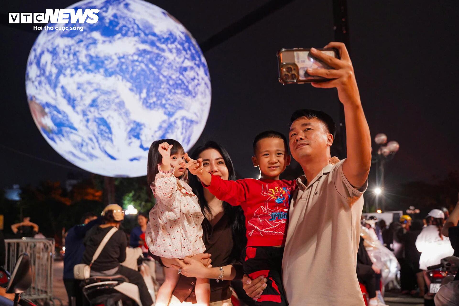 Mô hình Trái Đất khổng lồ rực sáng bên Hồ Tây, người dân nô nức check-in - 10