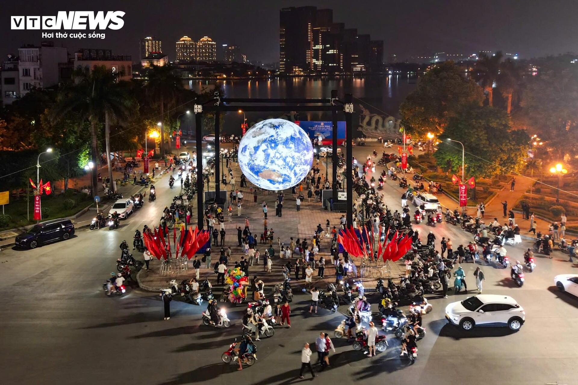 Mô hình Trái Đất khổng lồ rực sáng bên Hồ Tây, người dân nô nức check-in - 1