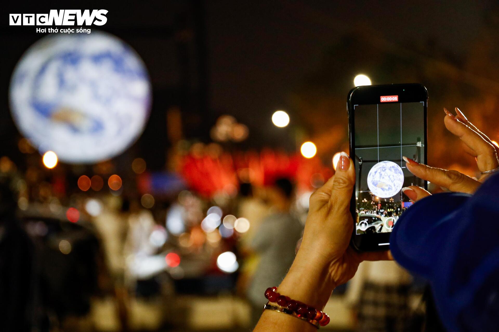 Mô hình Trái Đất khổng lồ rực sáng bên Hồ Tây, người dân nô nức check-in - 15