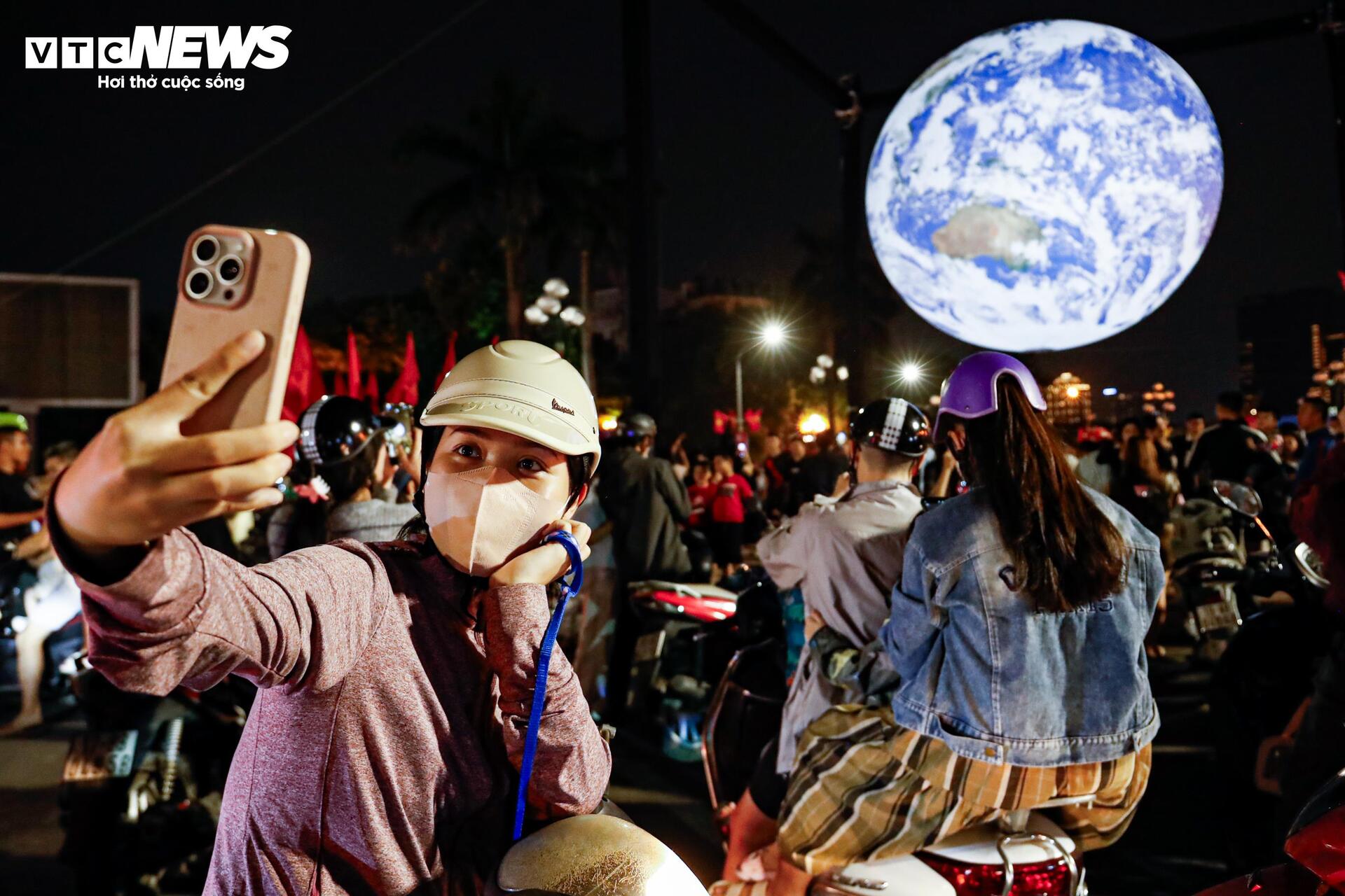 Mô hình Trái Đất khổng lồ rực sáng bên Hồ Tây, người dân nô nức check-in - 8