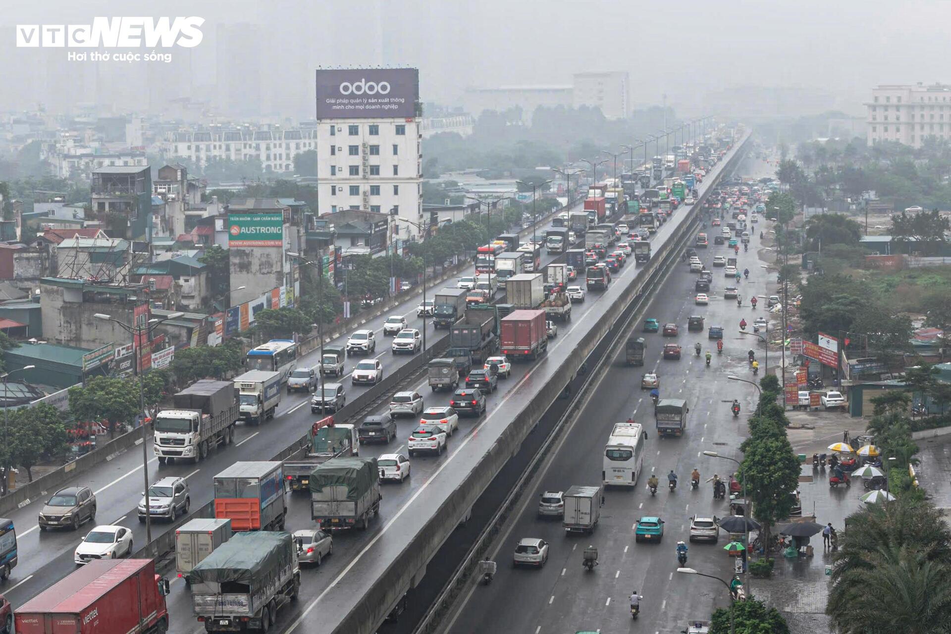 Hà Nội mịt mờ trong mưa lạnh, đường phố ùn tắc đến gần trưa - 11