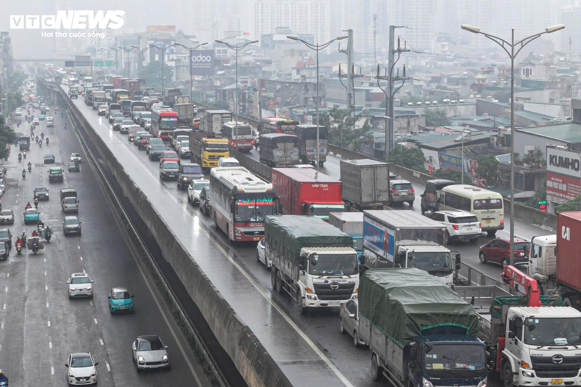 Hà Nội mịt mờ trong mưa lạnh, đường phố ùn tắc đến gần trưa - 12