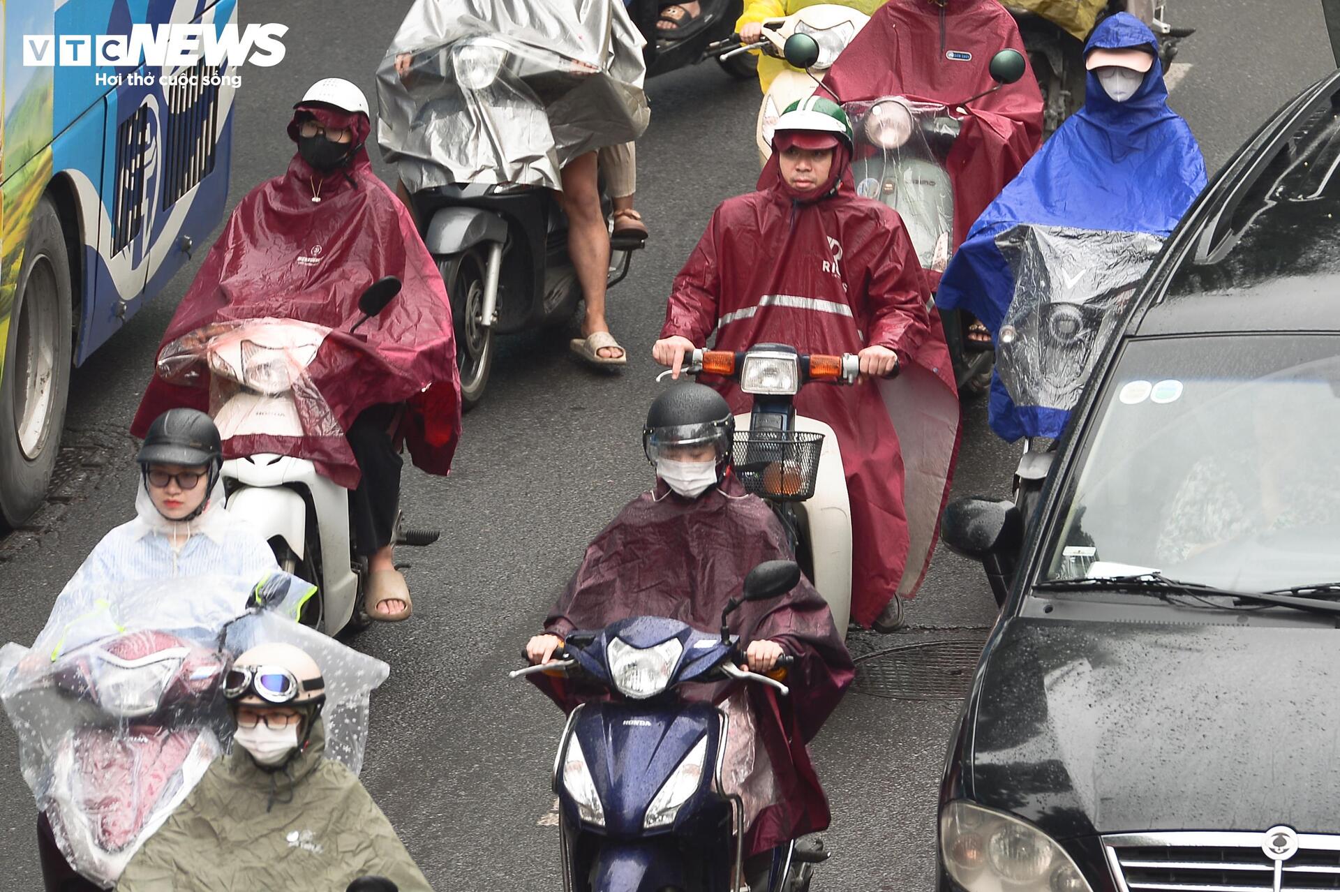 Hà Nội mịt mờ trong mưa lạnh, đường phố ùn tắc đến gần trưa - 8