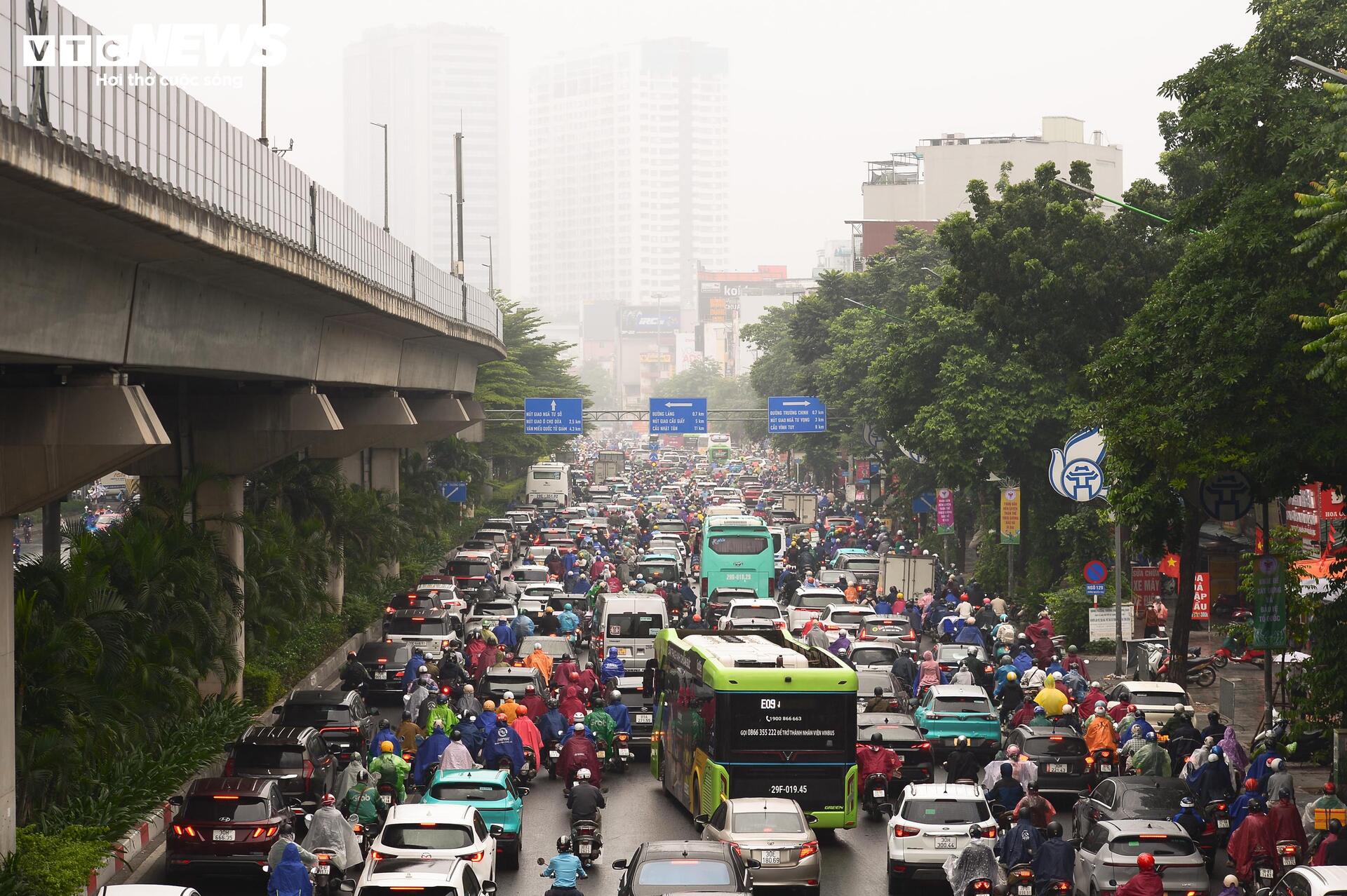 Hà Nội mịt mờ trong mưa lạnh, đường phố ùn tắc đến gần trưa - 5