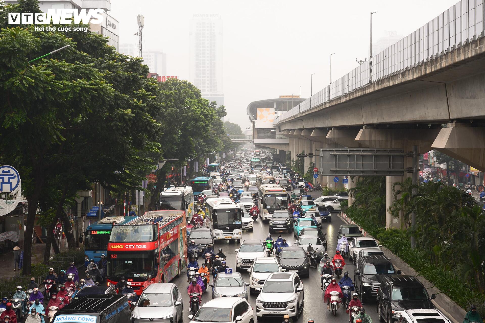 Hà Nội mịt mờ trong mưa lạnh, đường phố ùn tắc đến gần trưa - 6