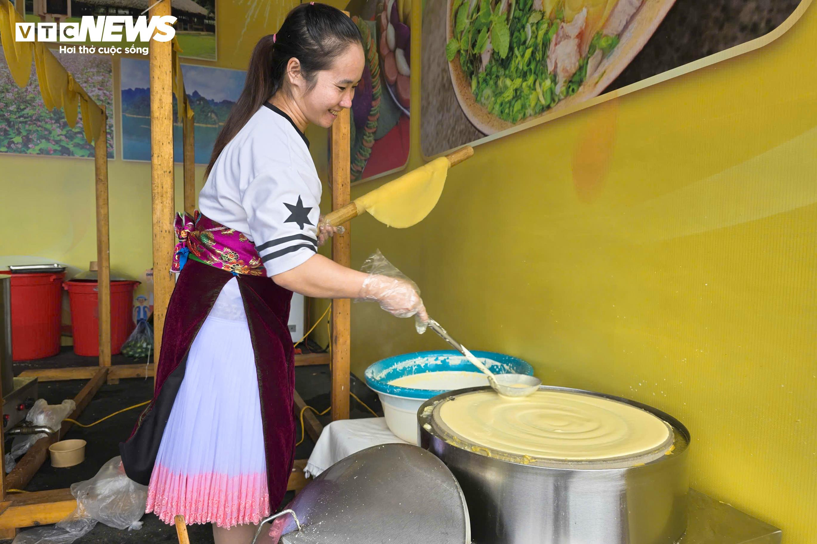 Thực khách háo hức nếm thử thắng cố, phở ngô... tại Hội chợ Mùa thu 2025 - 3