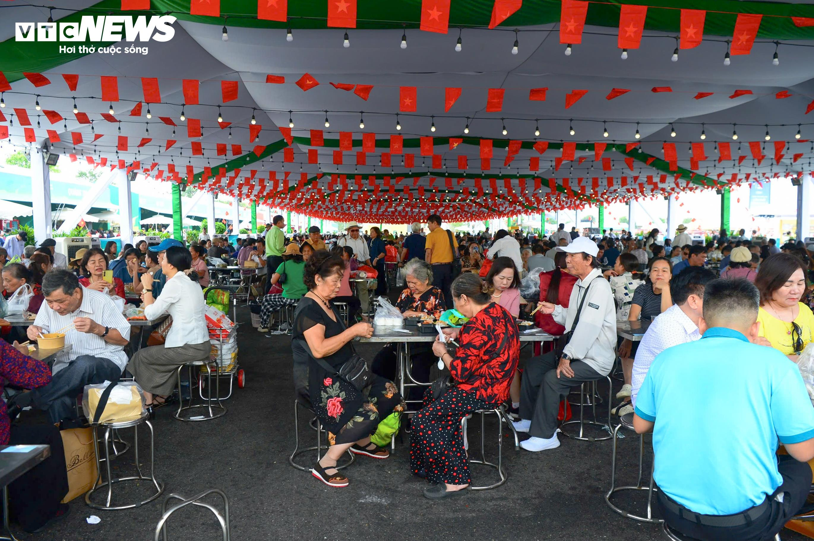 Thực khách háo hức nếm thử thắng cố, phở ngô... tại Hội chợ Mùa thu 2025 - 4