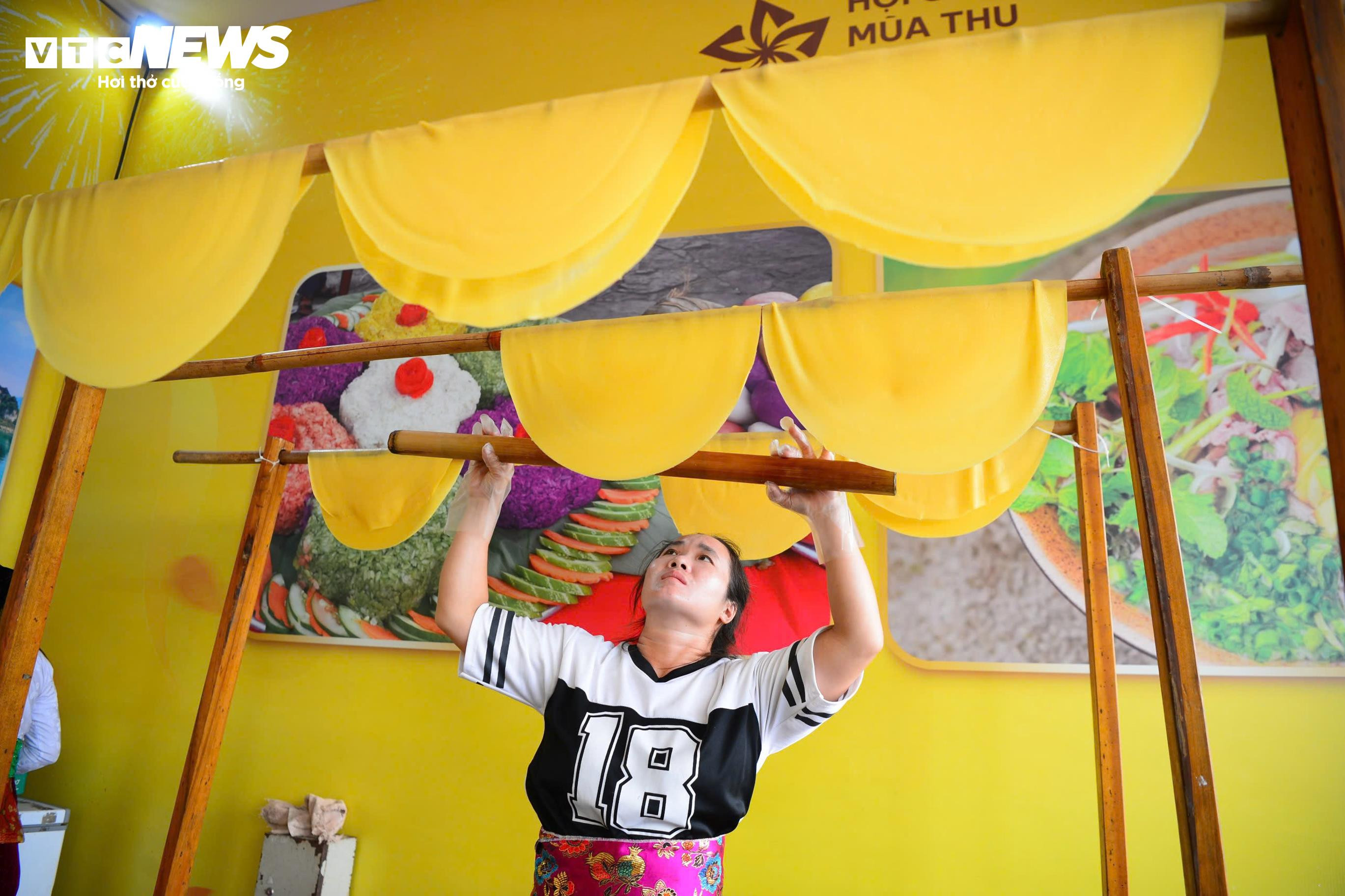 Thực khách háo hức nếm thử thắng cố, phở ngô... tại Hội chợ Mùa thu 2025 - 5