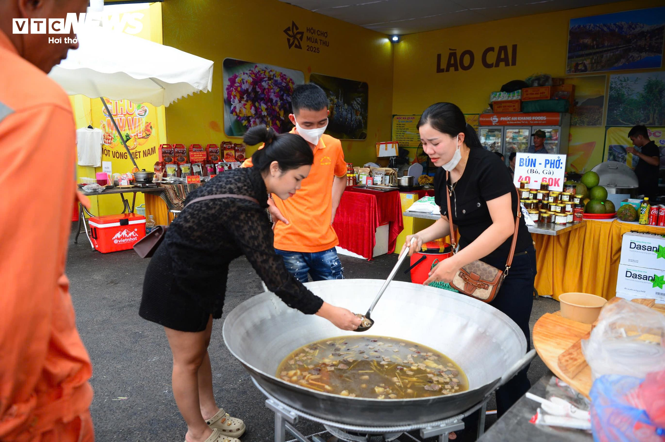 Thực khách háo hức nếm thử thắng cố, phở ngô... tại Hội chợ Mùa thu 2025 - 6