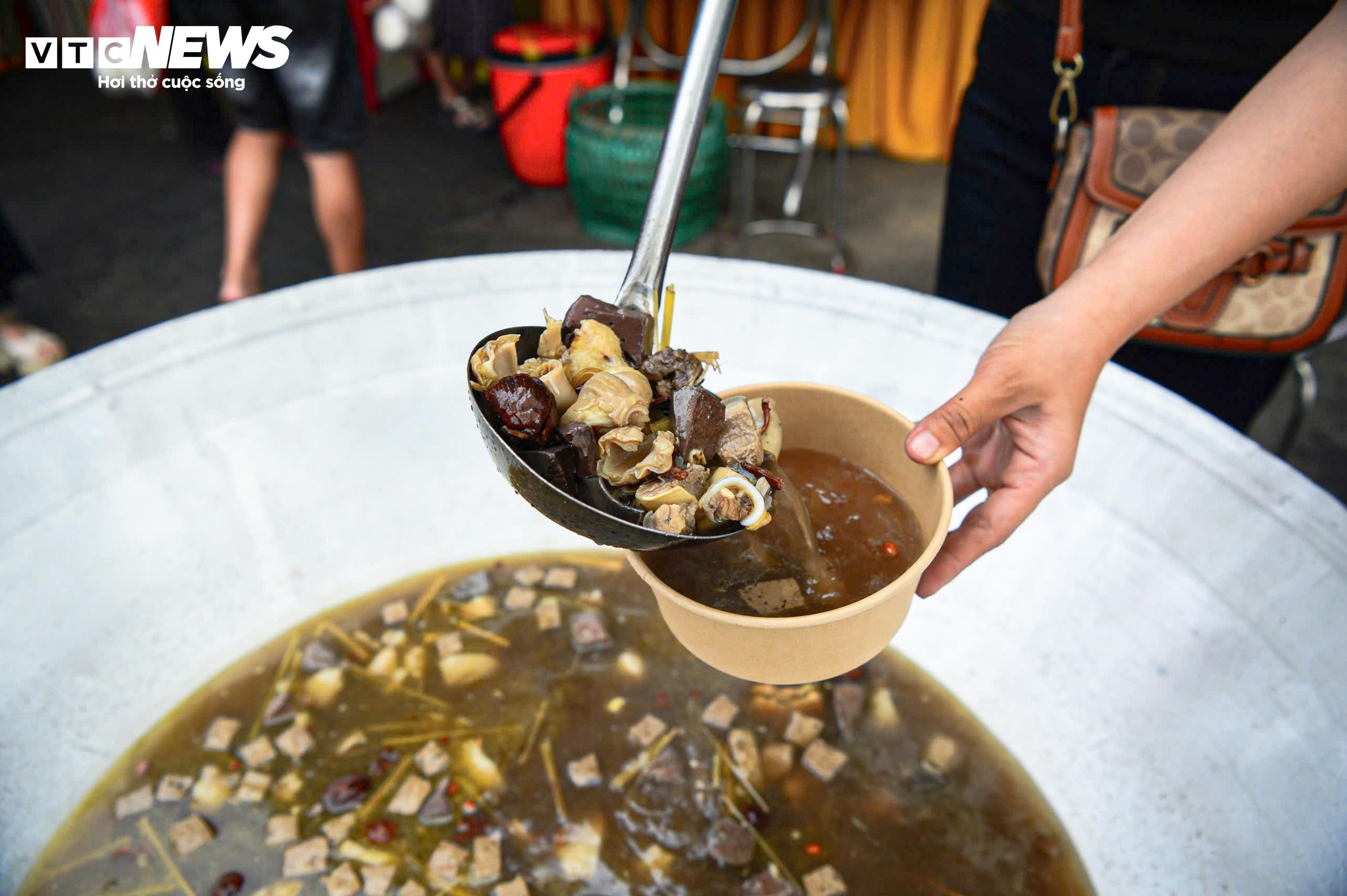 Thực khách háo hức nếm thử thắng cố, phở ngô... tại Hội chợ Mùa thu 2025 - 7