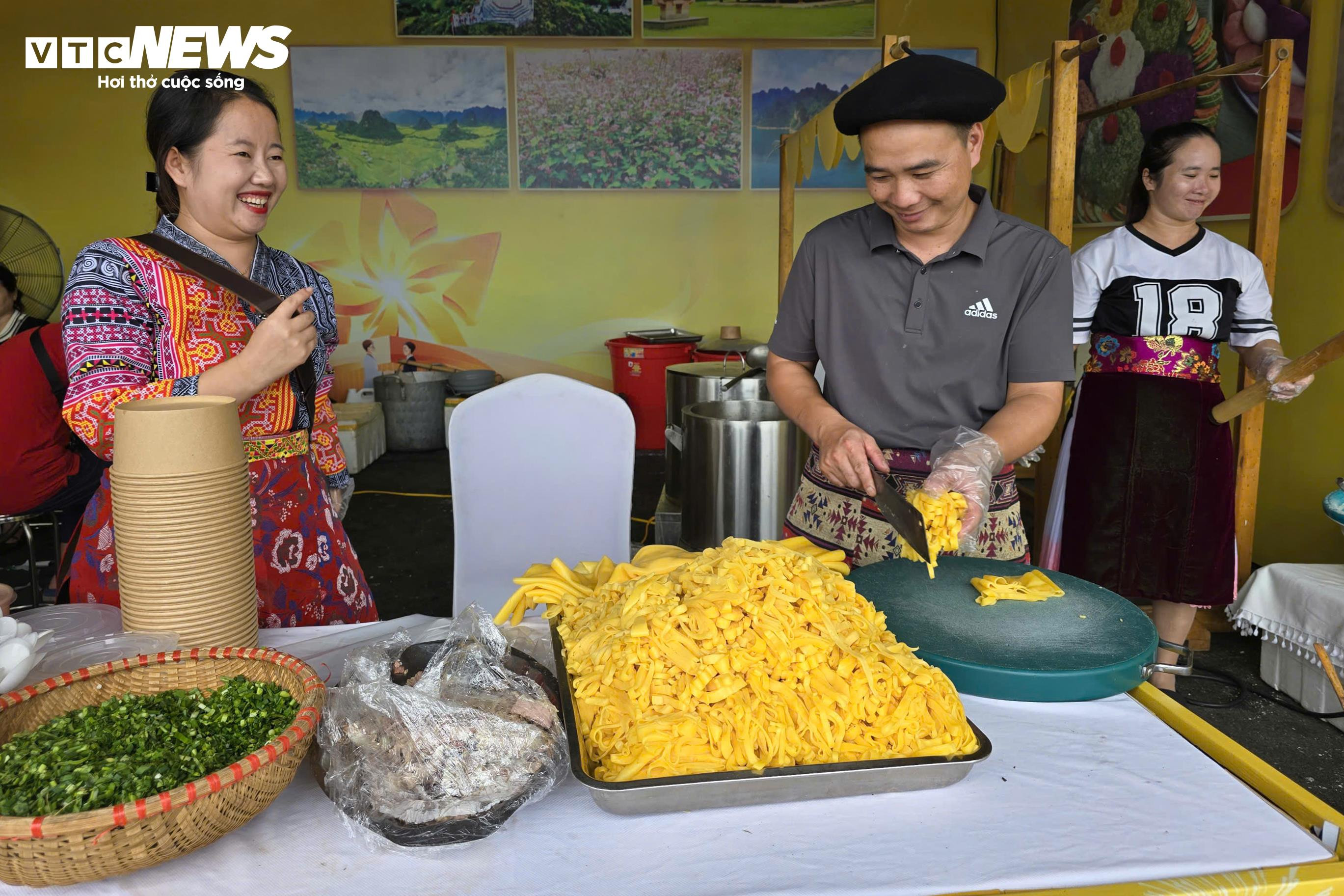 Thực khách háo hức nếm thử thắng cố, phở ngô... tại Hội chợ Mùa thu 2025 - 12