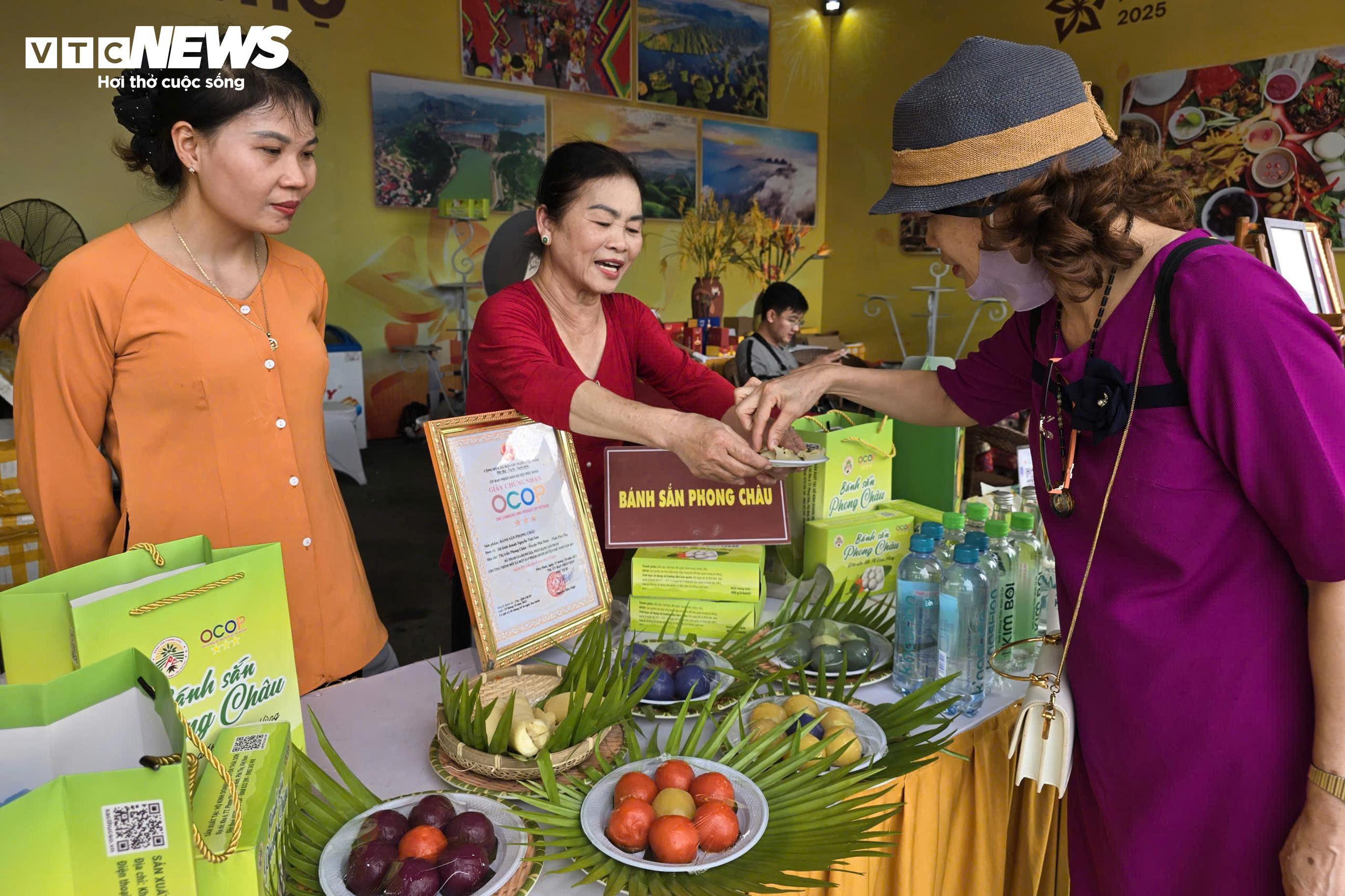 Thực khách háo hức nếm thử thắng cố, phở ngô... tại Hội chợ Mùa thu 2025 - 13