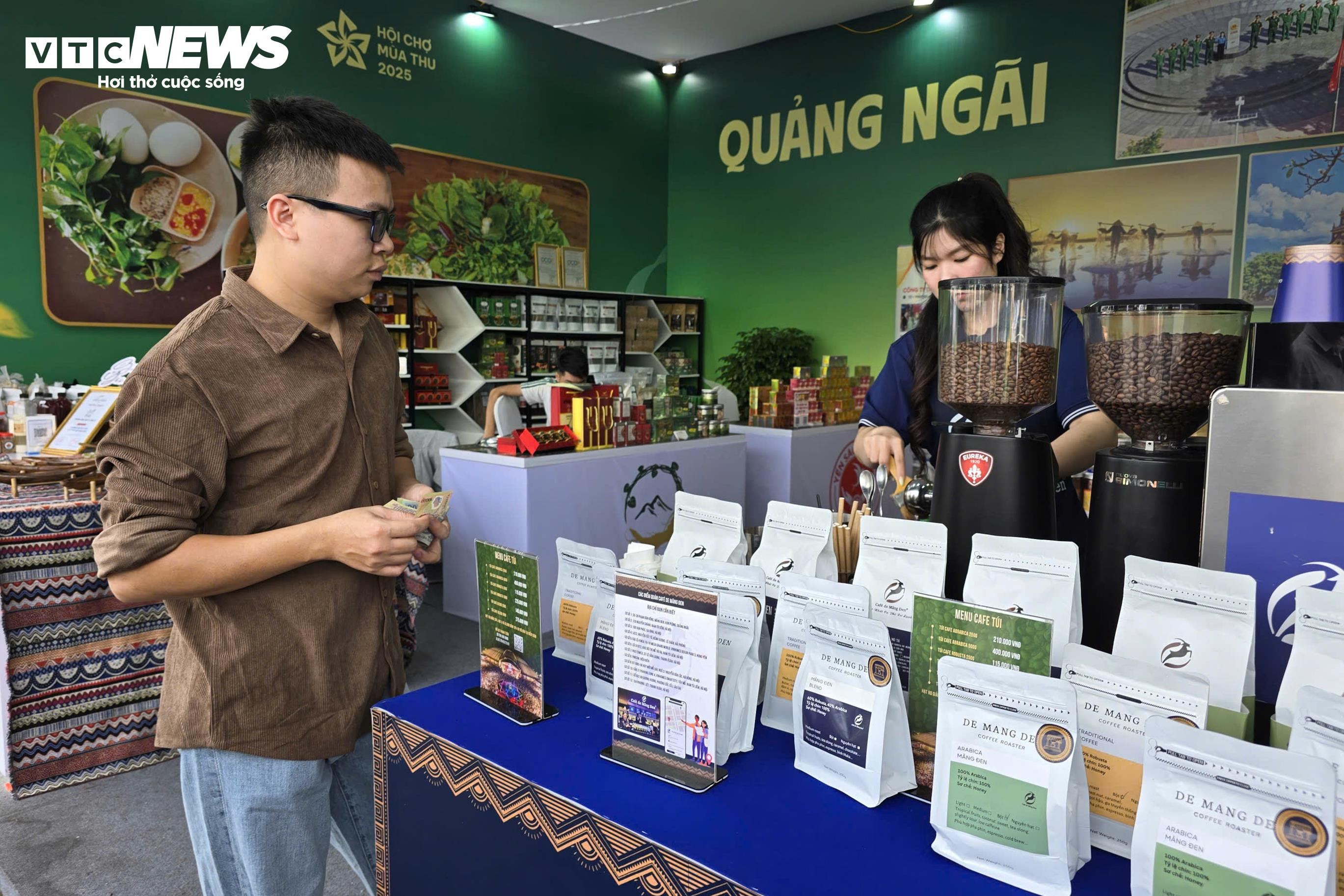 Thực khách háo hức nếm thử thắng cố, phở ngô... tại Hội chợ Mùa thu 2025 - 14