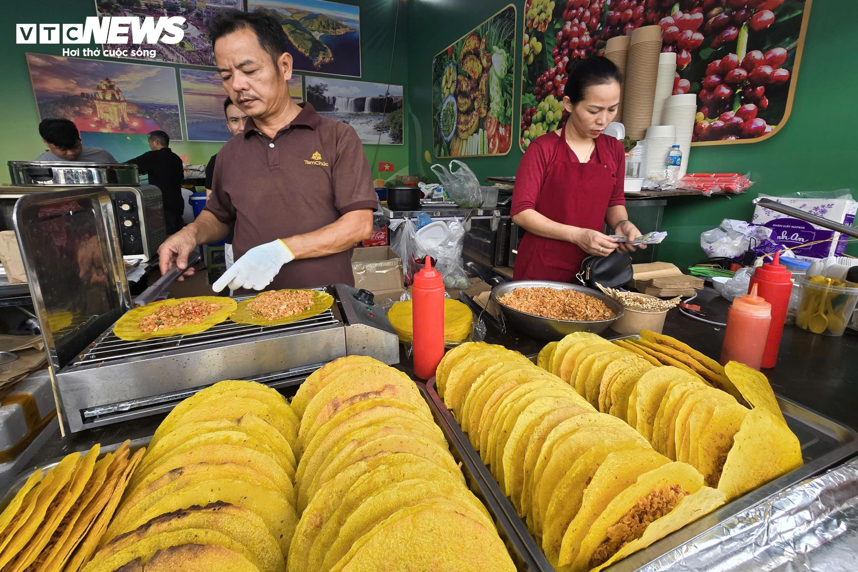 Thực khách háo hức nếm thử thắng cố, phở ngô... tại Hội chợ Mùa thu 2025 - 17