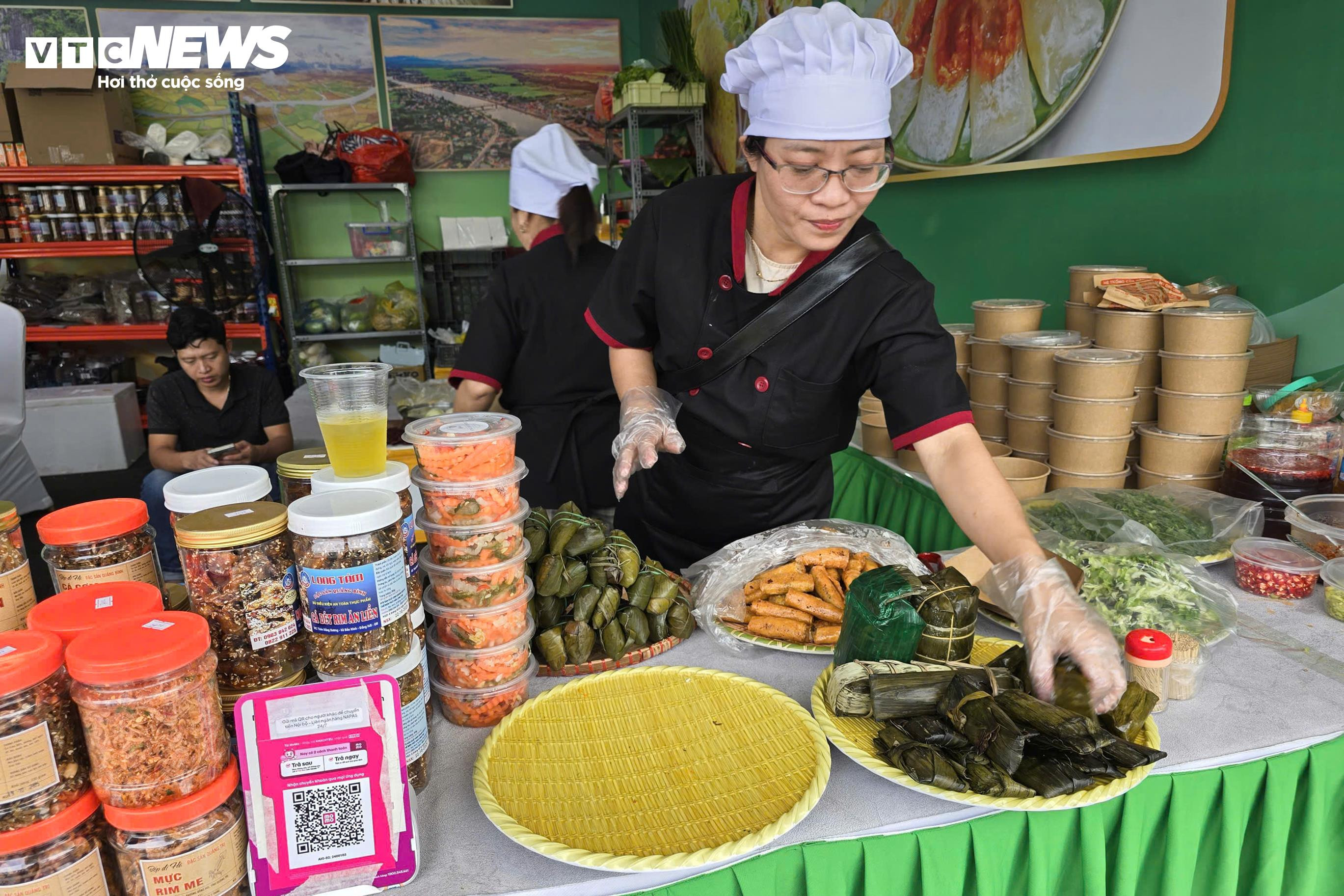 Thực khách háo hức nếm thử thắng cố, phở ngô... tại Hội chợ Mùa thu 2025 - 16