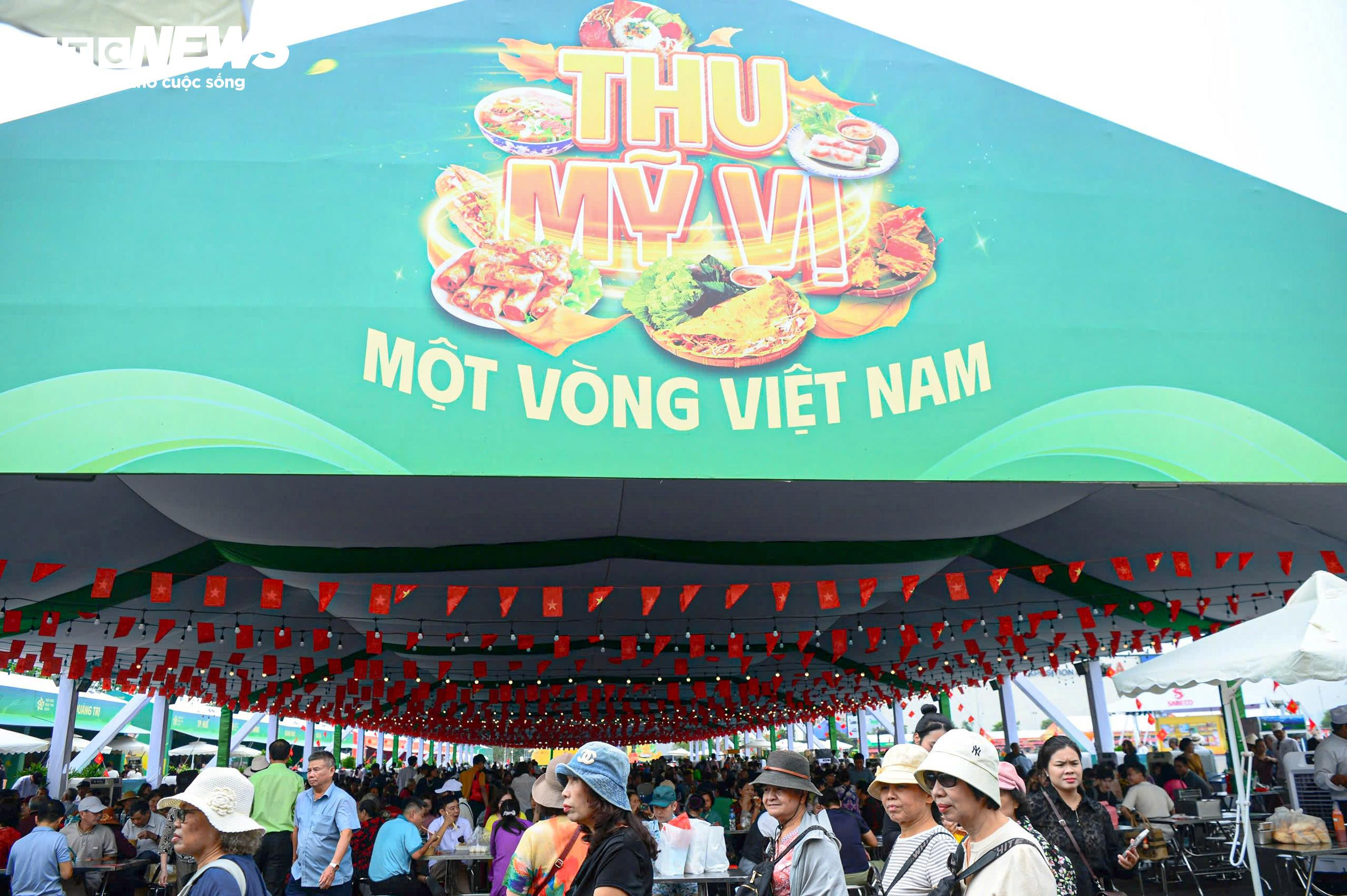 Thực khách háo hức nếm thử thắng cố, phở ngô... tại Hội chợ Mùa thu 2025 - 2