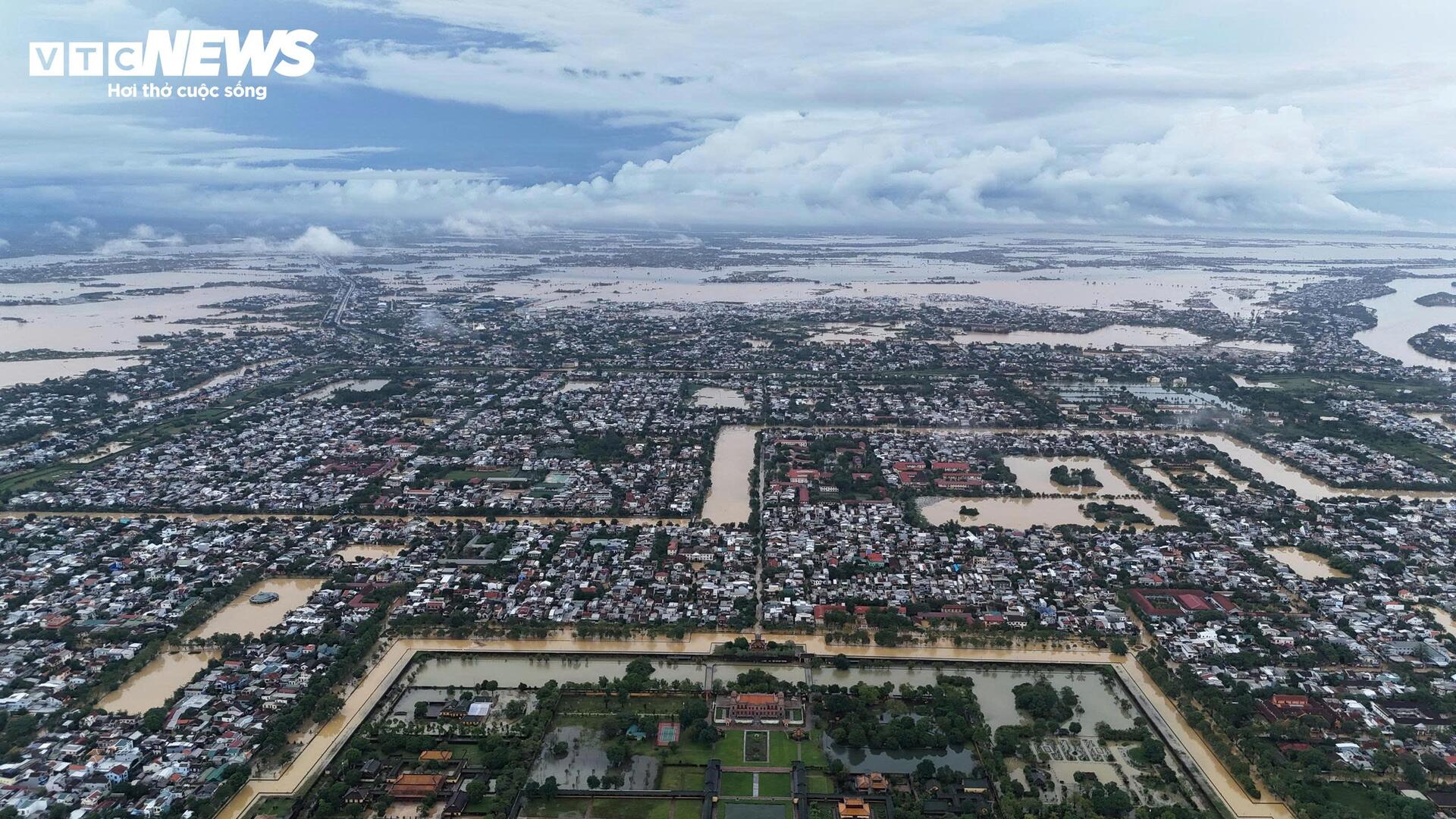 TP Huế hoang tàn, bị rác và bùn bủa vây sau trận 'đại hồng thuỷ' - 1