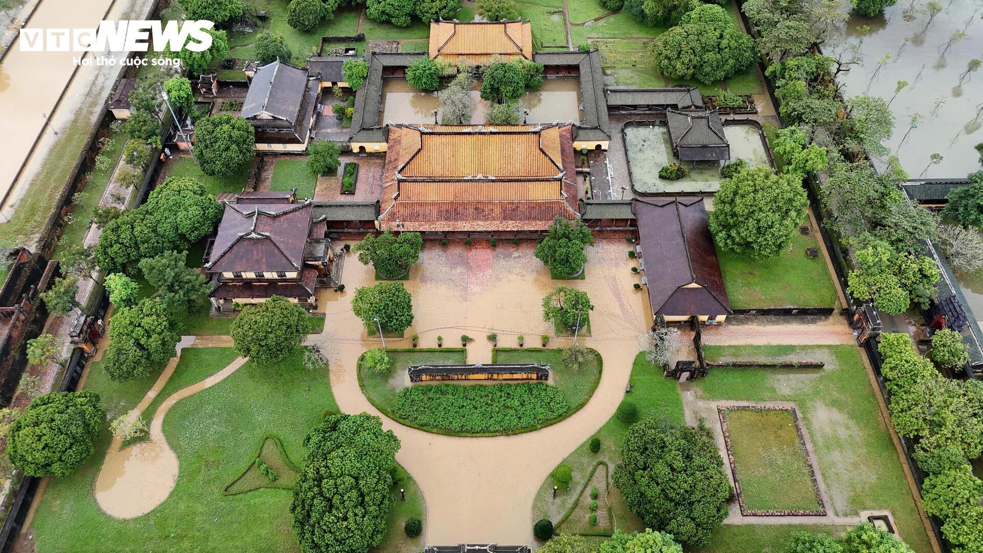 TP Huế hoang tàn, bị rác và bùn bủa vây sau trận 'đại hồng thuỷ' - 10