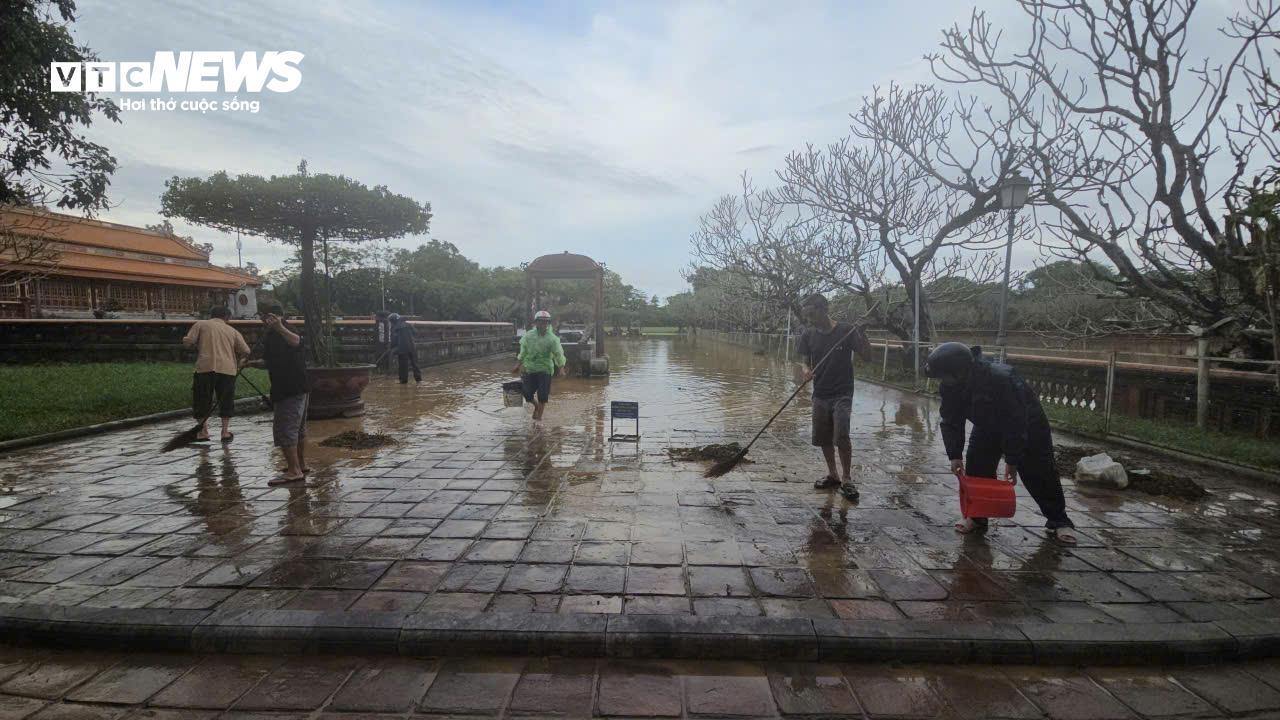 TP Huế hoang tàn, bị rác và bùn bủa vây sau trận 'đại hồng thuỷ' - 13