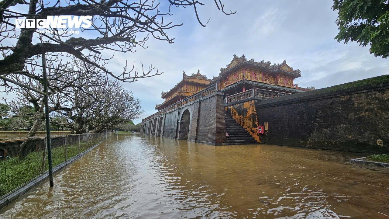 TP Huế hoang tàn, bị rác và bùn bủa vây sau trận 'đại hồng thuỷ' - 12