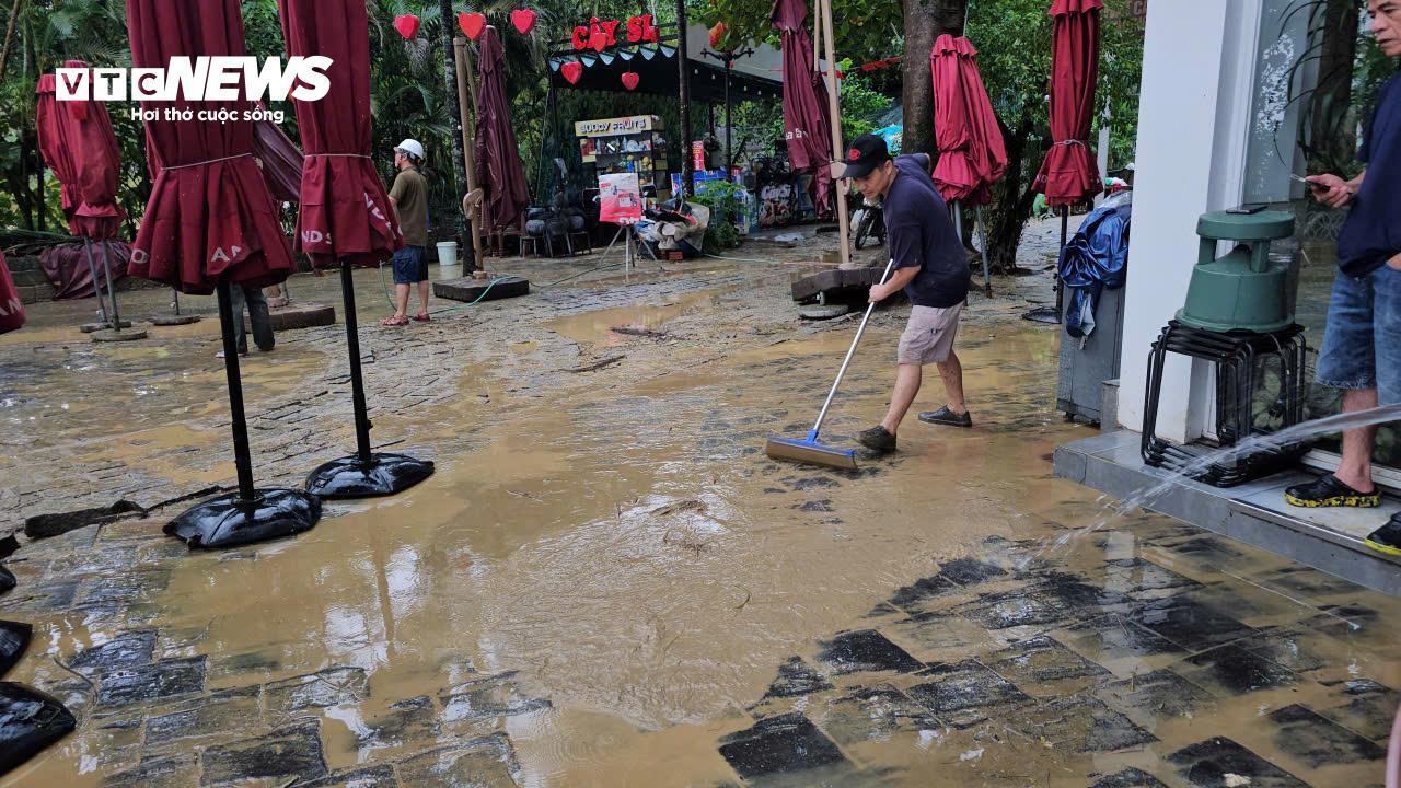 TP Huế hoang tàn, bị rác và bùn bủa vây sau trận 'đại hồng thuỷ' - 9