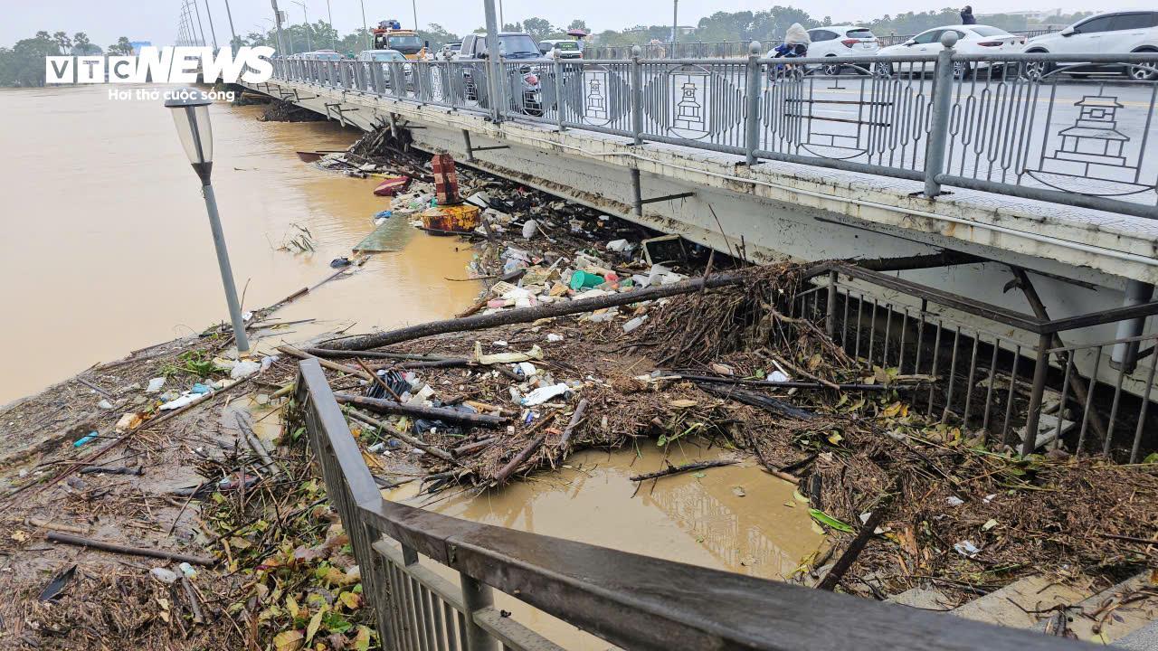 TP Huế hoang tàn, bị rác và bùn bủa vây sau trận 'đại hồng thuỷ' - 8