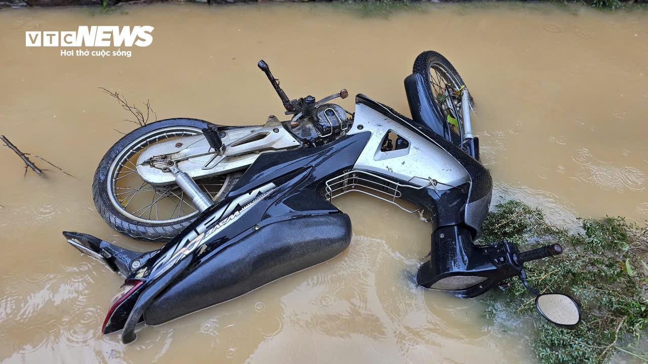 TP Huế hoang tàn, bị rác và bùn bủa vây sau trận 'đại hồng thuỷ' - 5