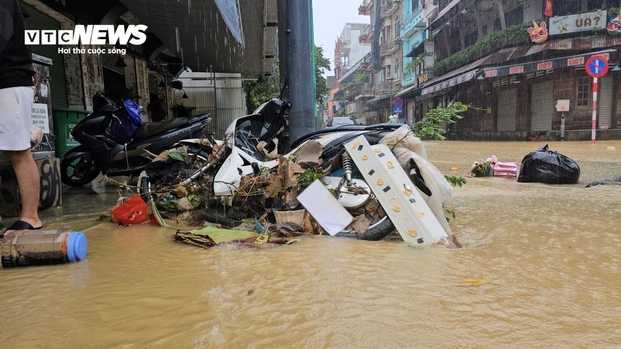 TP Huế hoang tàn, bị rác và bùn bủa vây sau trận 'đại hồng thuỷ' - 4