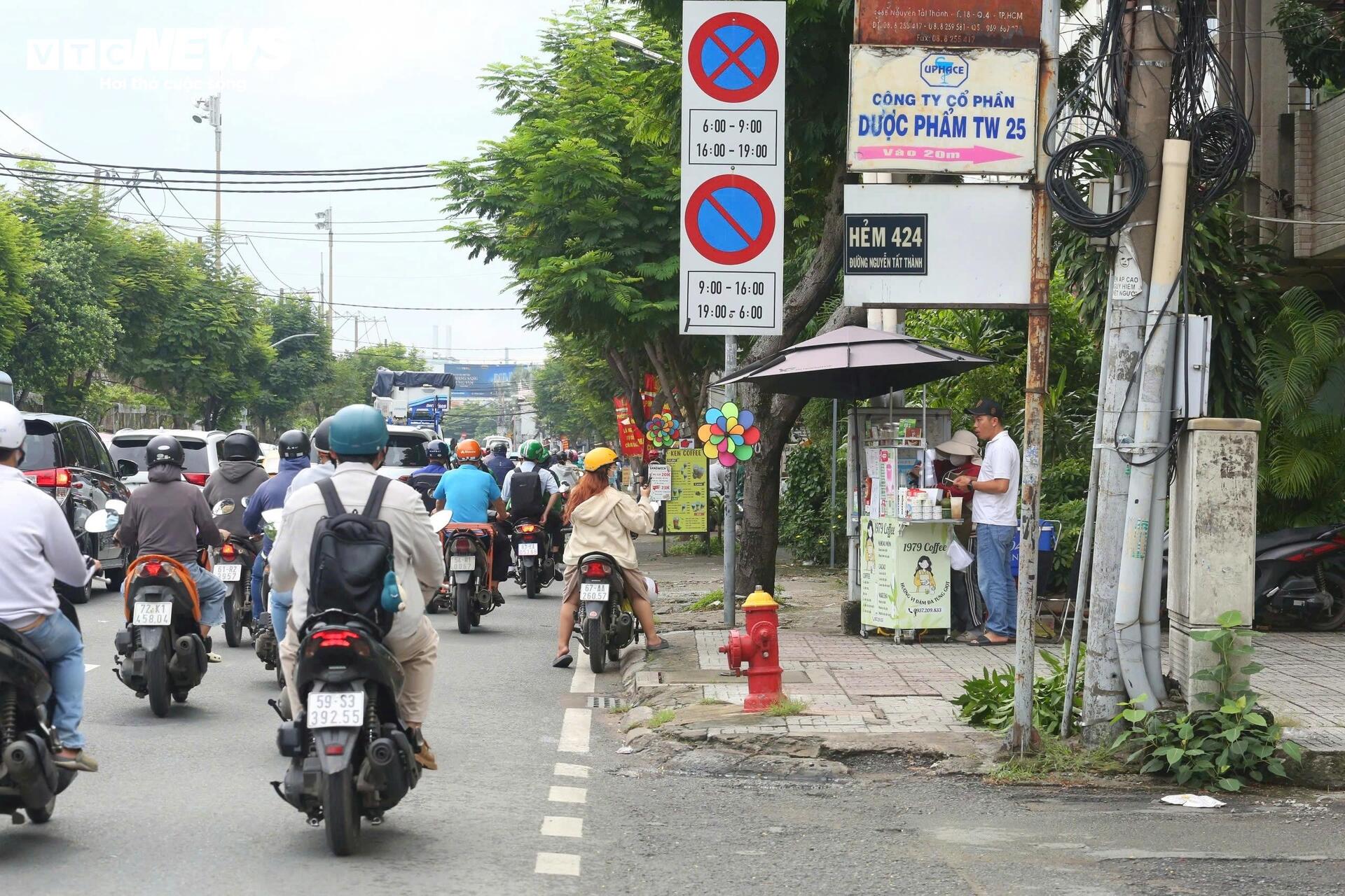 Người dân mong ngóng ngày mở rộng 'tuyến đường ùn tắc nhất TP.HCM' - 3