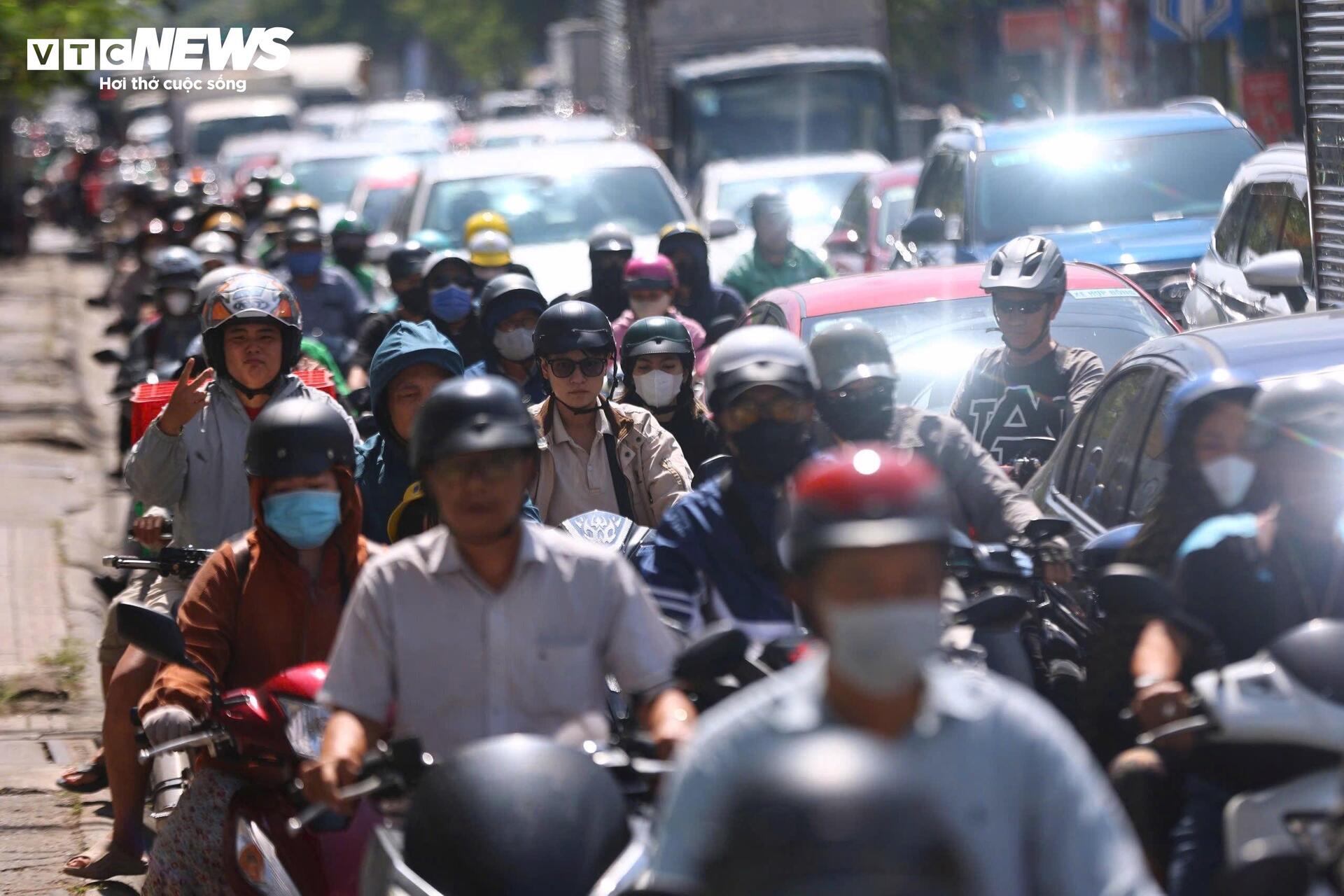 Người dân mong ngóng ngày mở rộng 'tuyến đường ùn tắc nhất TP.HCM' - 5