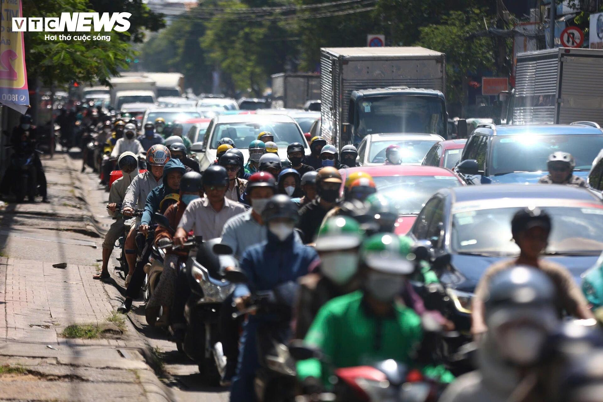 Người dân mong ngóng ngày mở rộng 'tuyến đường ùn tắc nhất TP.HCM' - 2