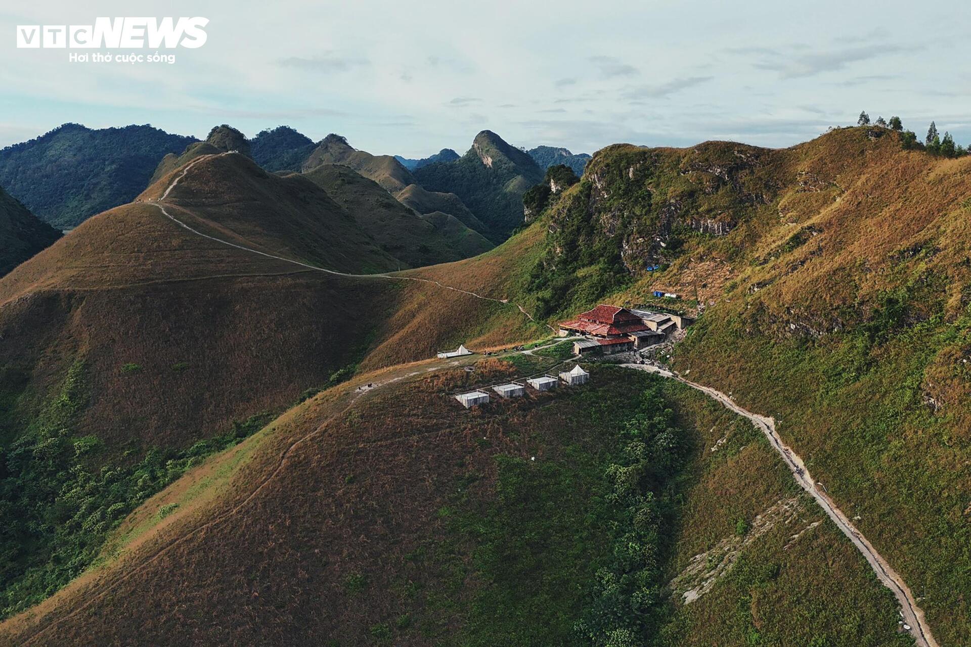 Het seizoen van brandend gras bedekt de Ba Quang-heuvel in het midden van het Cao Bang-bos - 11